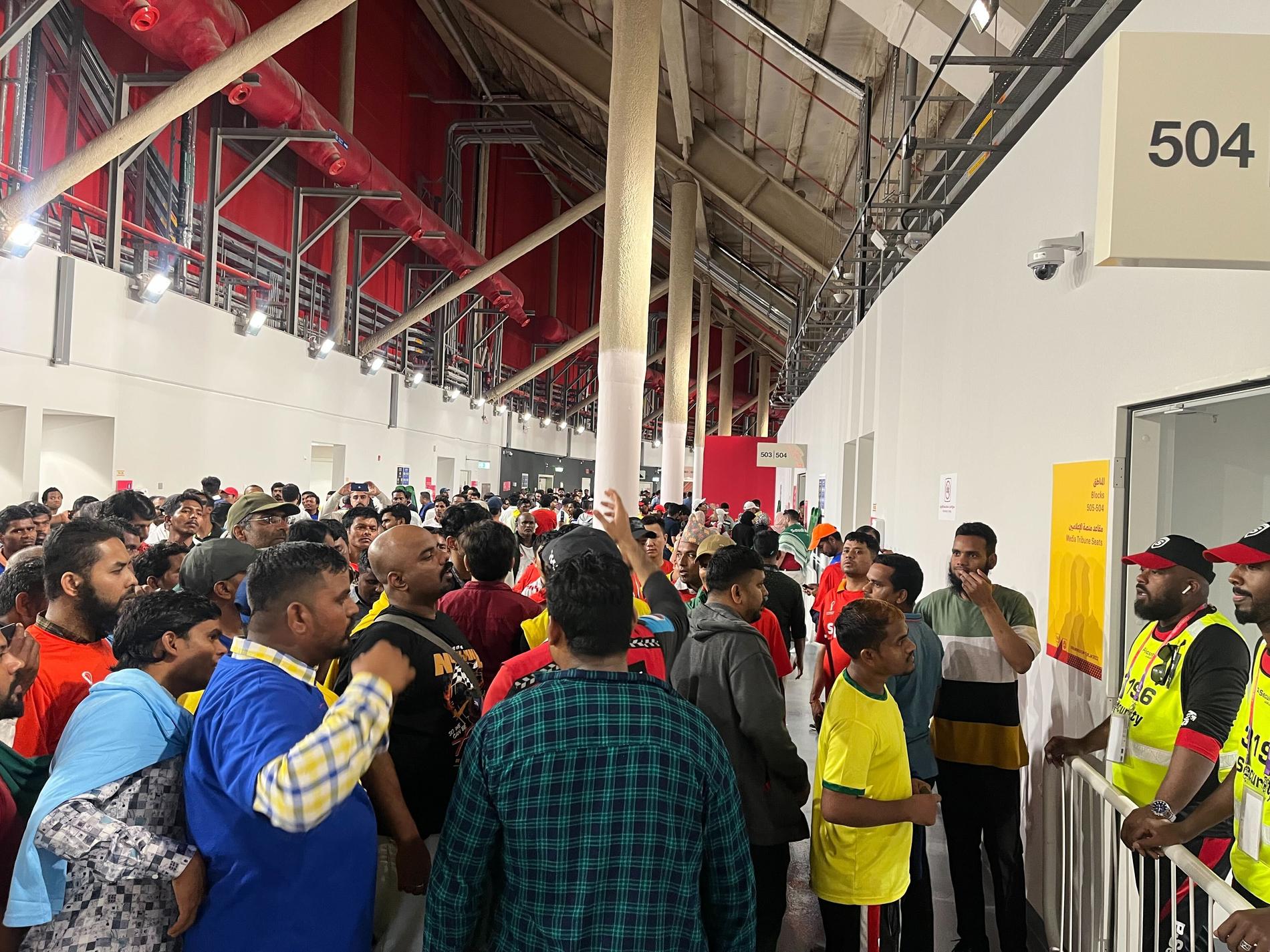 Fans strömmade in på arenan under matchen Nederländerna–Qatar