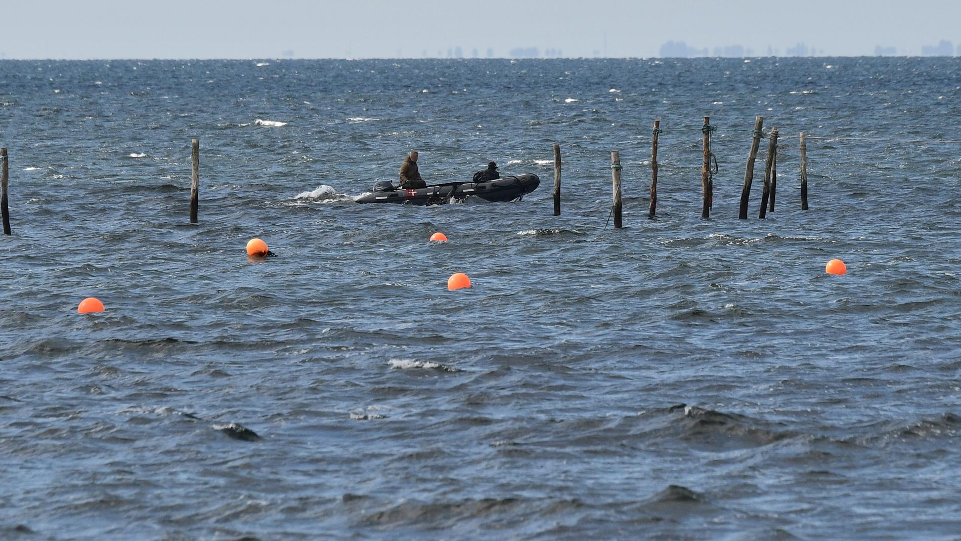 Dykare söker i vattnet där en kvinnokropp påträffats utanför Amager i Köpenhamn.