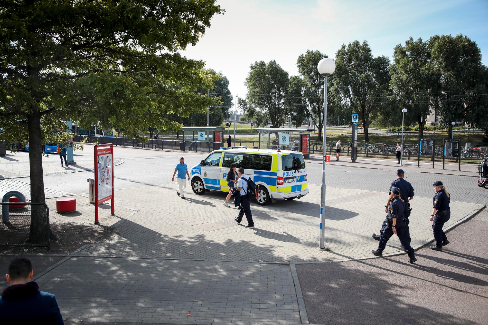 En 18-årig man knivhuggs till döds vid ett rån i Göteborg. Polisen har gripit två unga män och en kvinna misstänkta för mord. De begärs nu häktade.