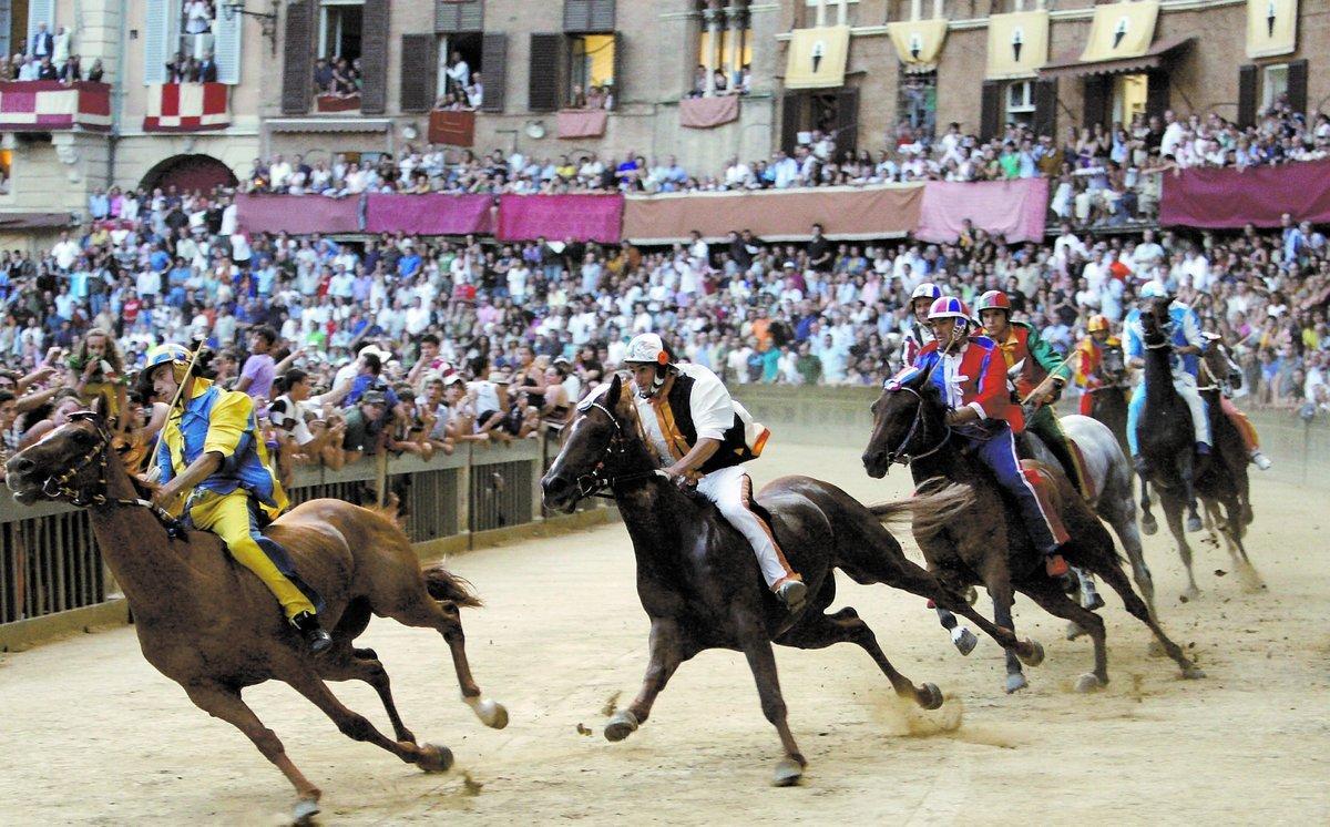 16 augusti Tradition i italienska Sienna varje år är Palioloppet. Tio hästar med ryttare rider runt torget, barbacka. Det hör