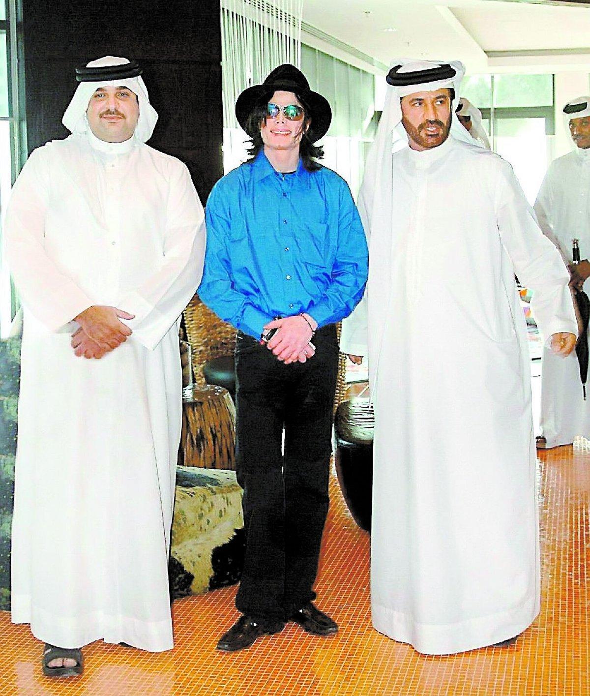 Michael Jackson flydde till Abdullah bin Hamed al-Khalifa, prins från Bahrain (höger) efter pedofilanklagelserna. Hon honom levde han gott.