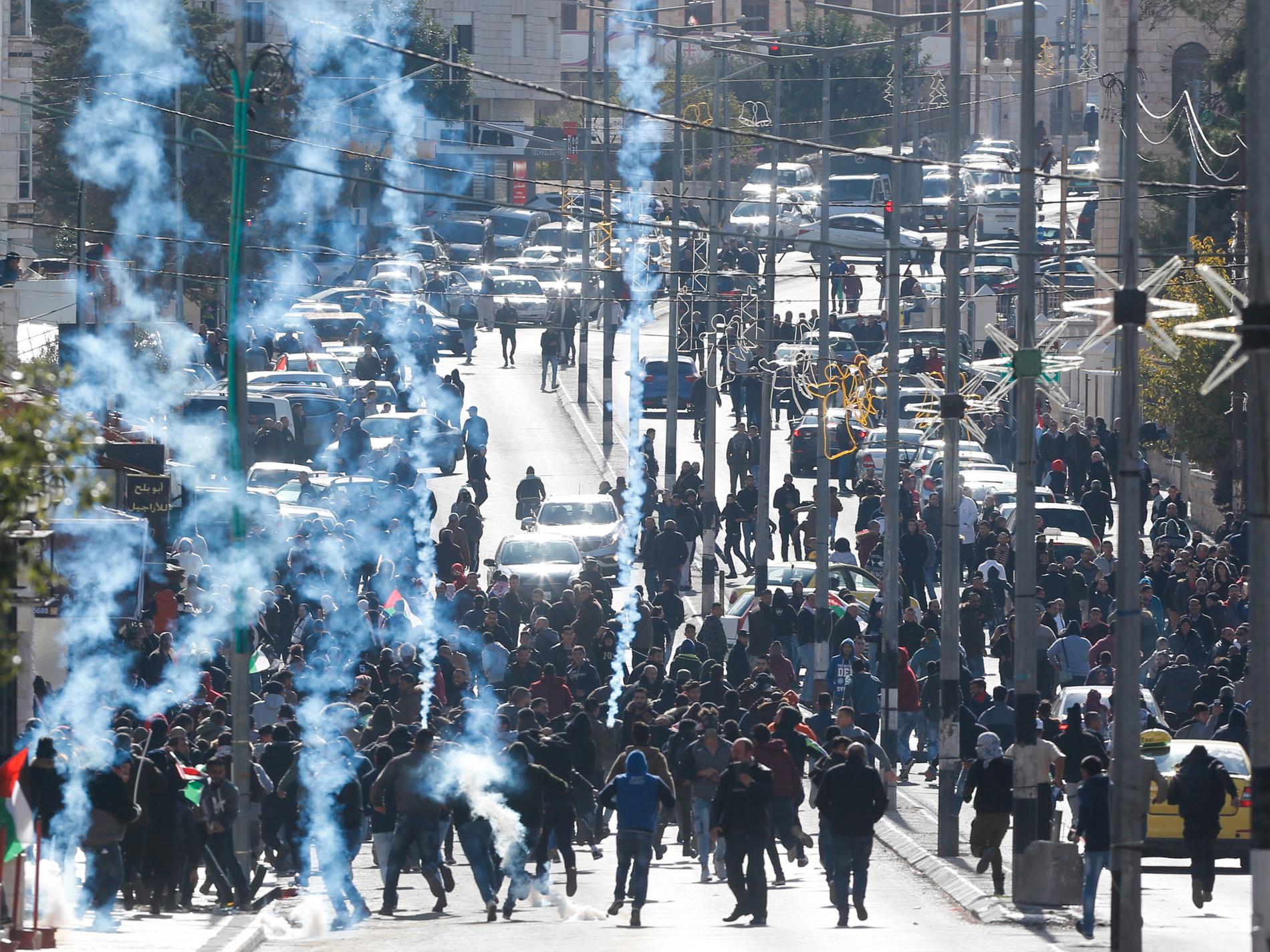 Polis skjuter tårgas mot demonstranter i Betlehem, Västbanken