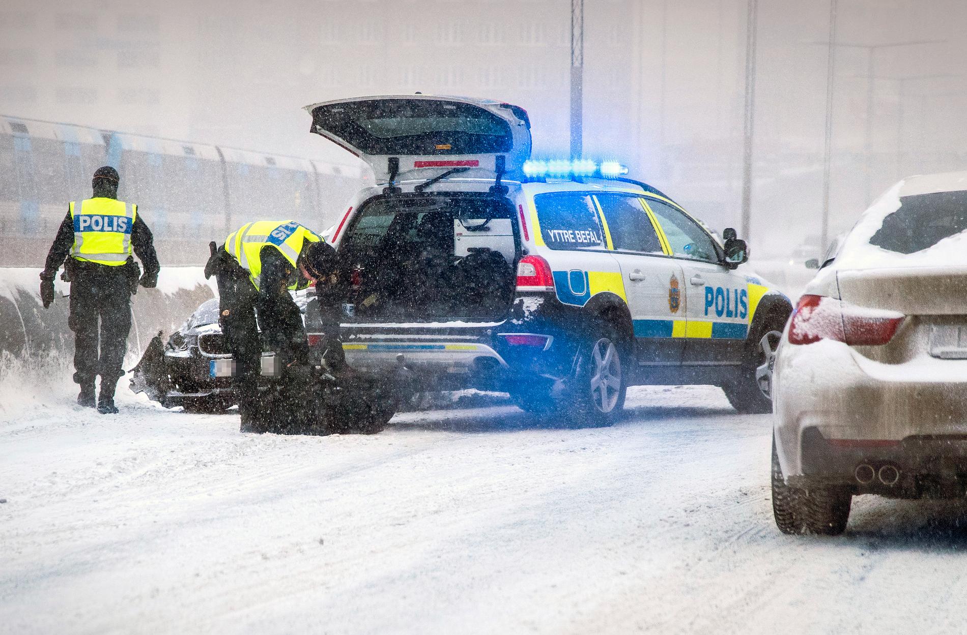 Trafikolycka på Skanstullsbron i centrala Stockholm i samband med tisdagens snöoväder.