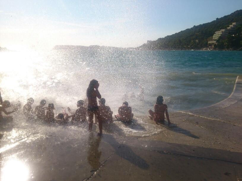 Stormigt hav i Dubrovnik, Kroatien. Vuxna drar sig undan, men kidsen verkar som synes ha det väldigt roligt