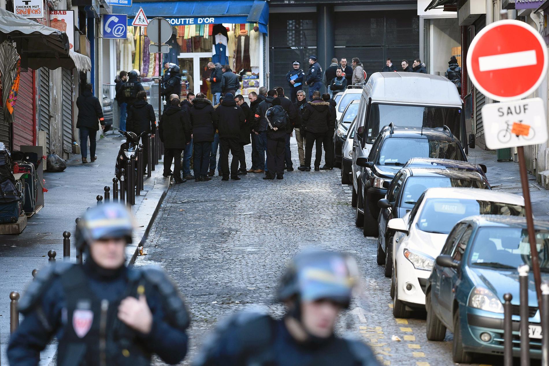 Polis vid Rue de la Goutte d'Or där den knivbeväpnade mannen kom in på en polisstation.