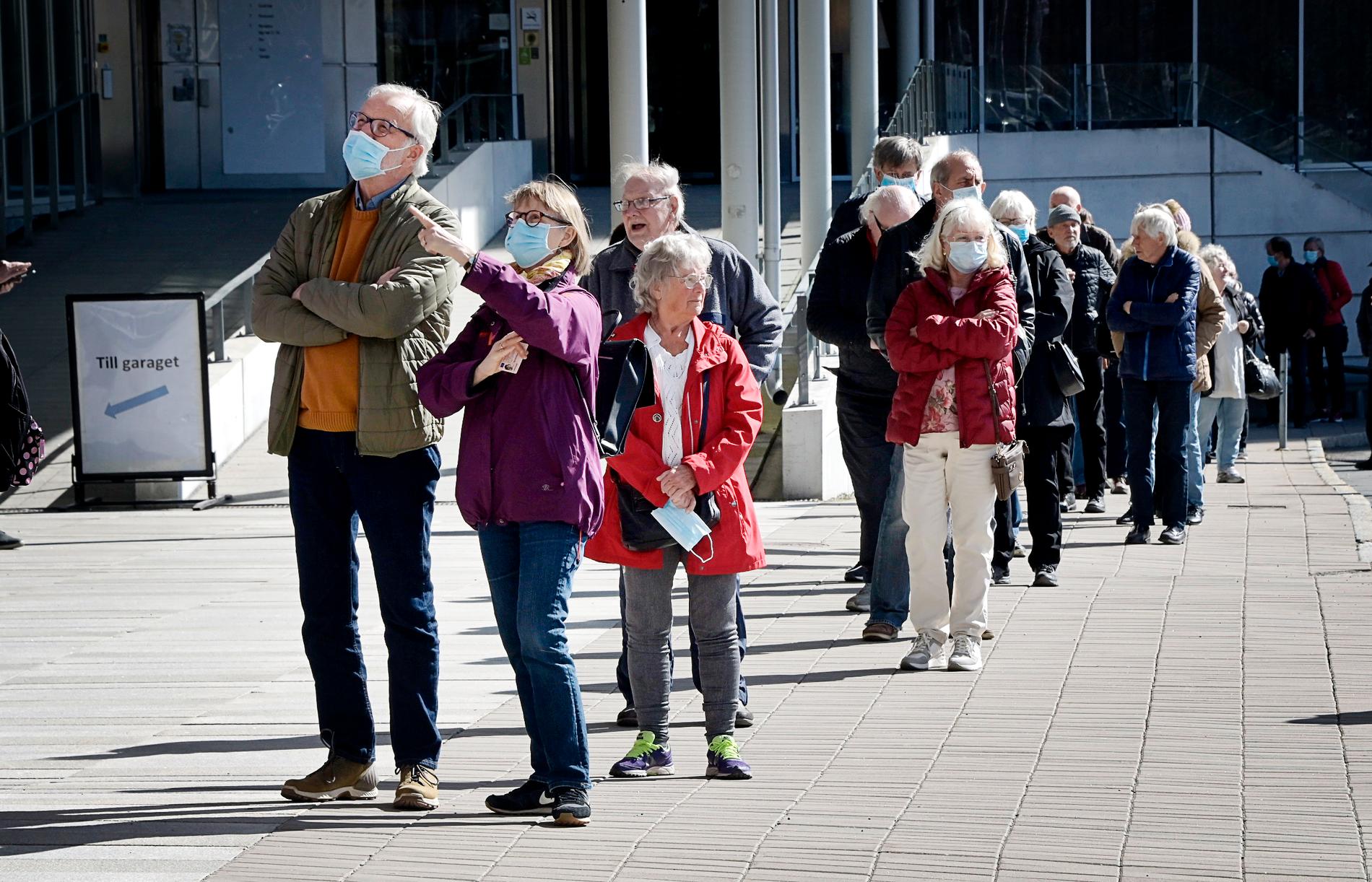 På torsdagsförmiddagen ringlade kön till vaccinationen utanför Stockholmsmässan i Älvsjö, efter beskedet att även de under 75 år var välkomna till sprutan.