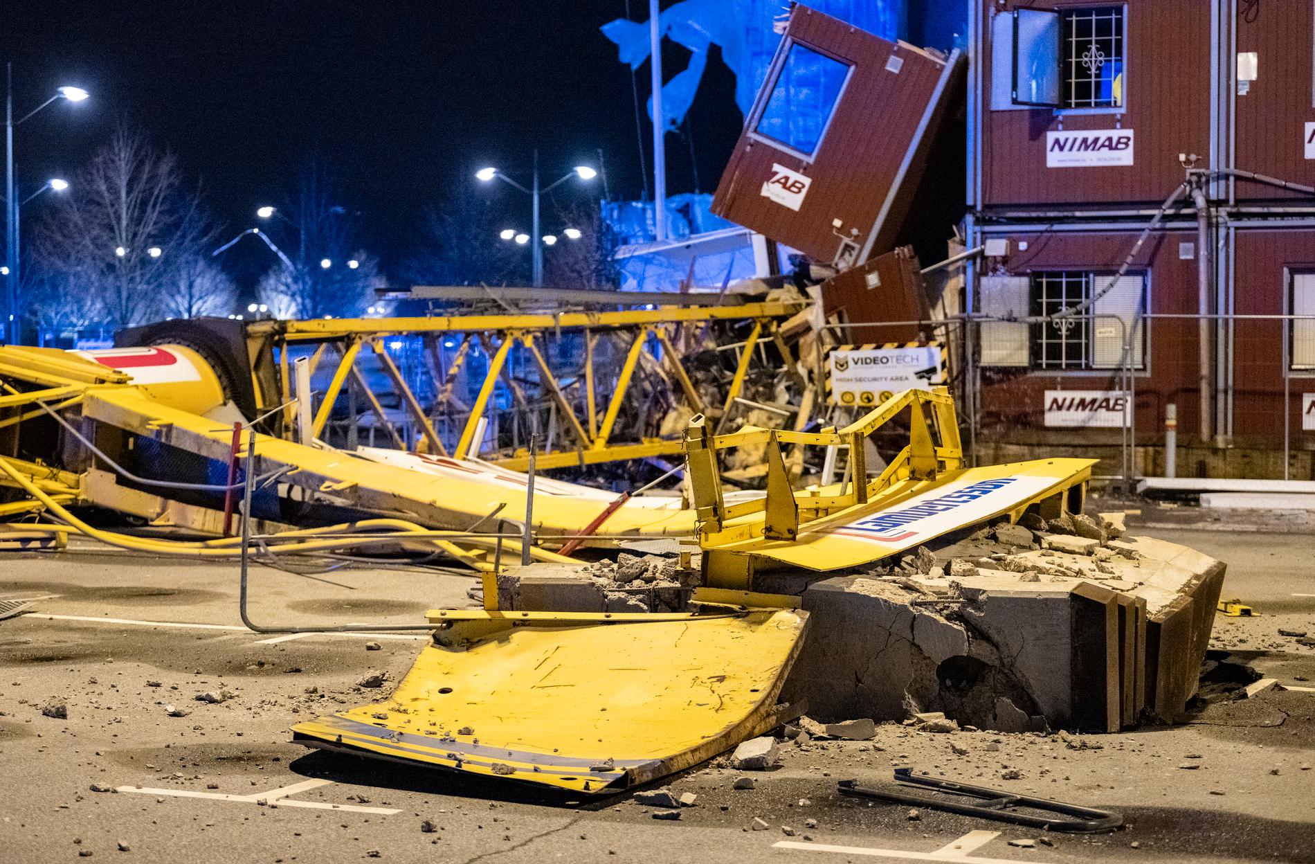 En byggkran vid en byggarbetsplats i Västra Hamnen i centrala Malmö välte och landade dels på ICA Maxis parkering efter att stormen Malik med full kraft dragit in över Skåne på lördagskvällen.