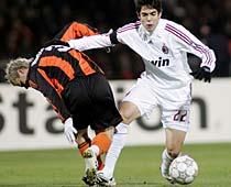 Milan i sorgband. Kaká och de andra Milan-stjärnorna spelade i sorgband för att hylla avlidne Milan-legendaren Nils Liedholm.