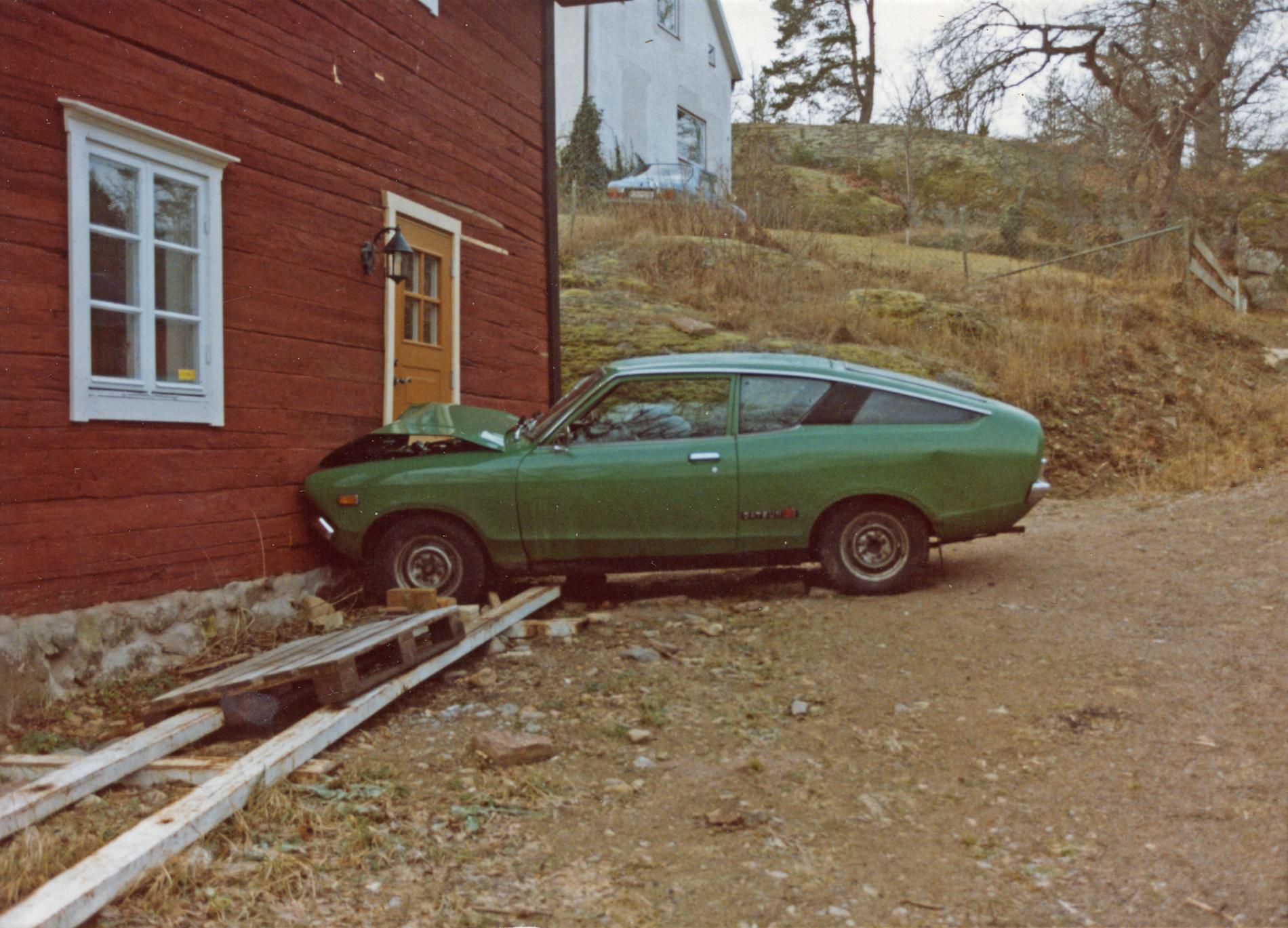1983 körde någon rakt in i husväggen. Som tur har ingen skadats i de många olyckorna. 