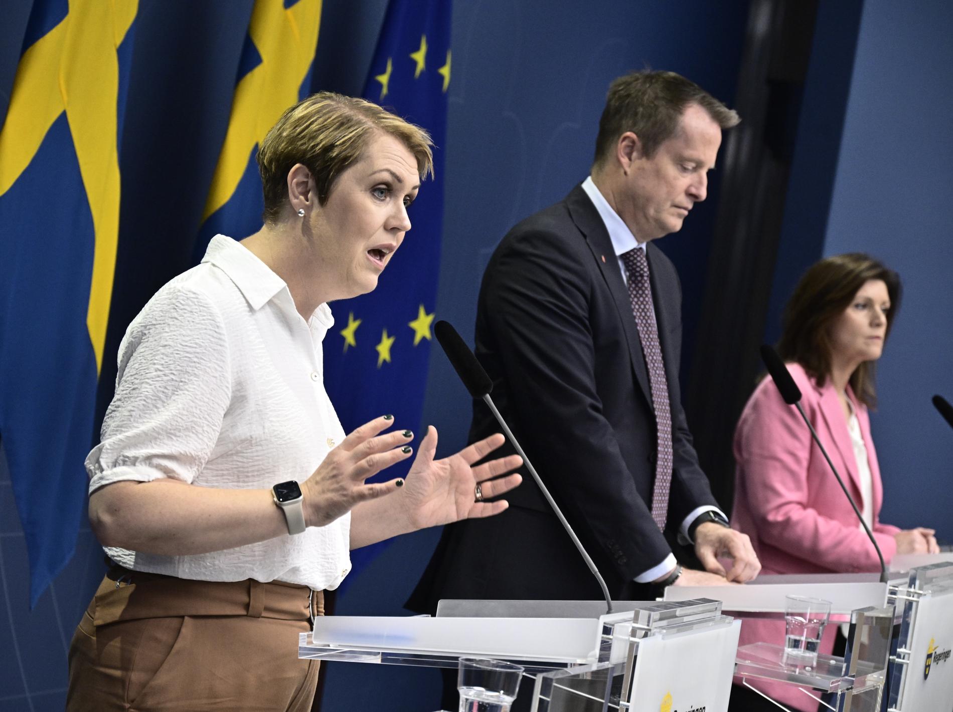 Socialminister Lena Hallengren, integrations- och migrationsminister Anders Ygeman och arbetsmarknads- och jämställdhetsminister Eva Nordmark.