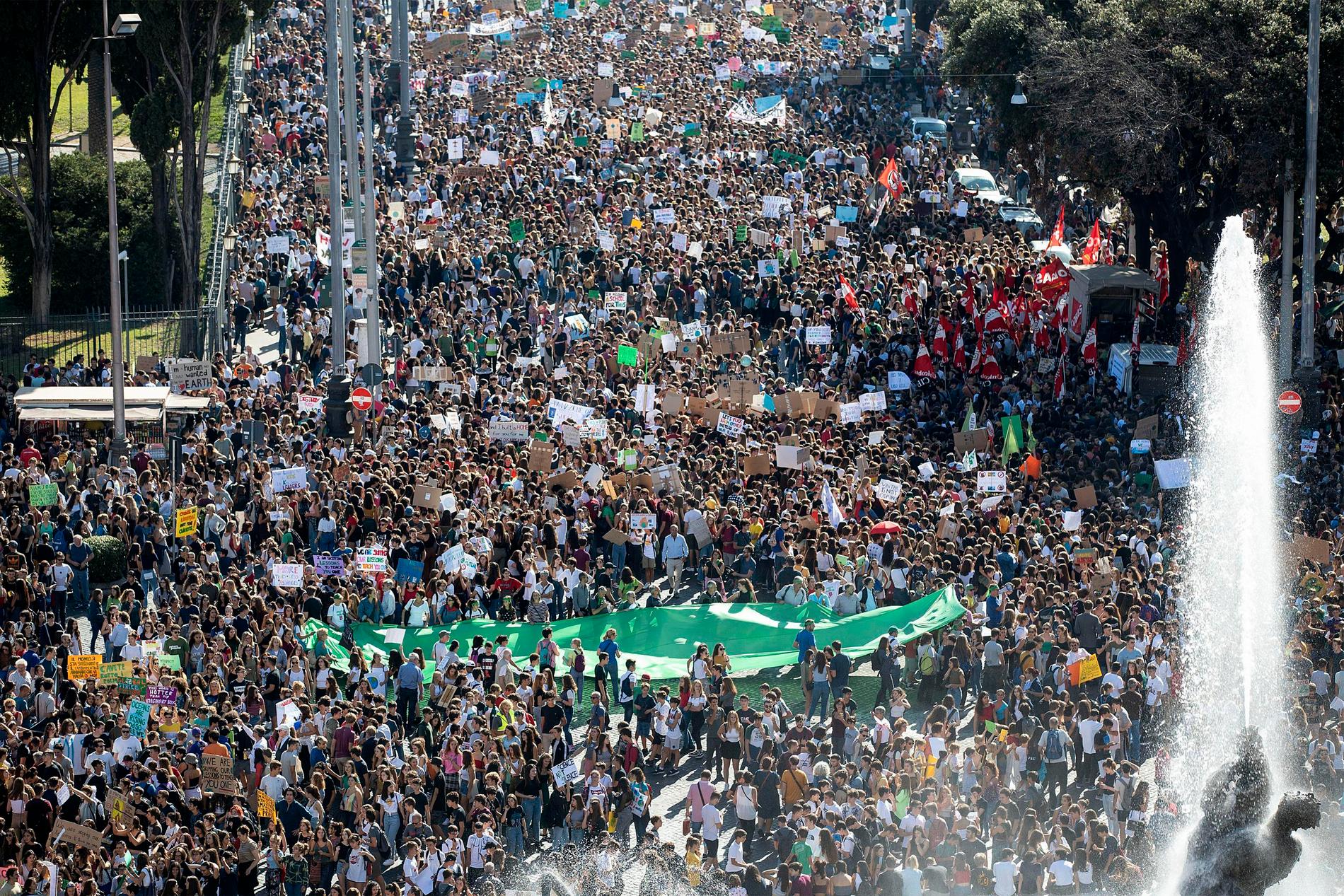 Marschen genom Rom, Italien, under parollen "Förändra systemet, inte klimatet".