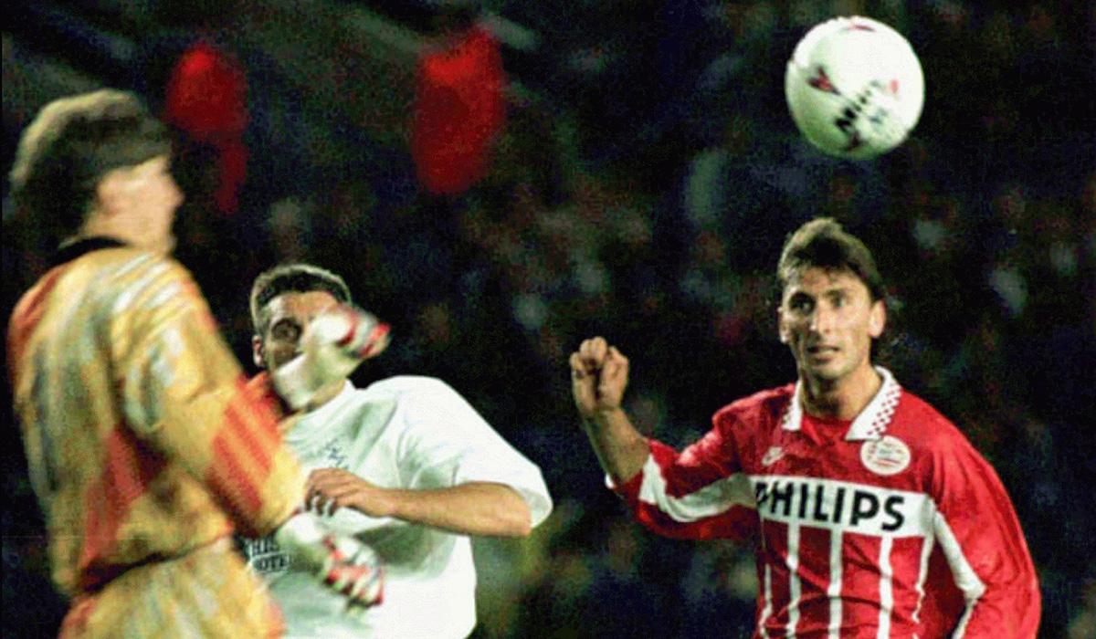 Luc Nilis i Uefa-cupen mot Leeds 1995. 