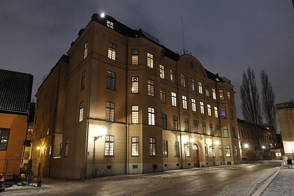 Prins Carl Philip hade tidigare en våning på Slottsbacken 2 som ligger mittemot Kungliga slottet. 