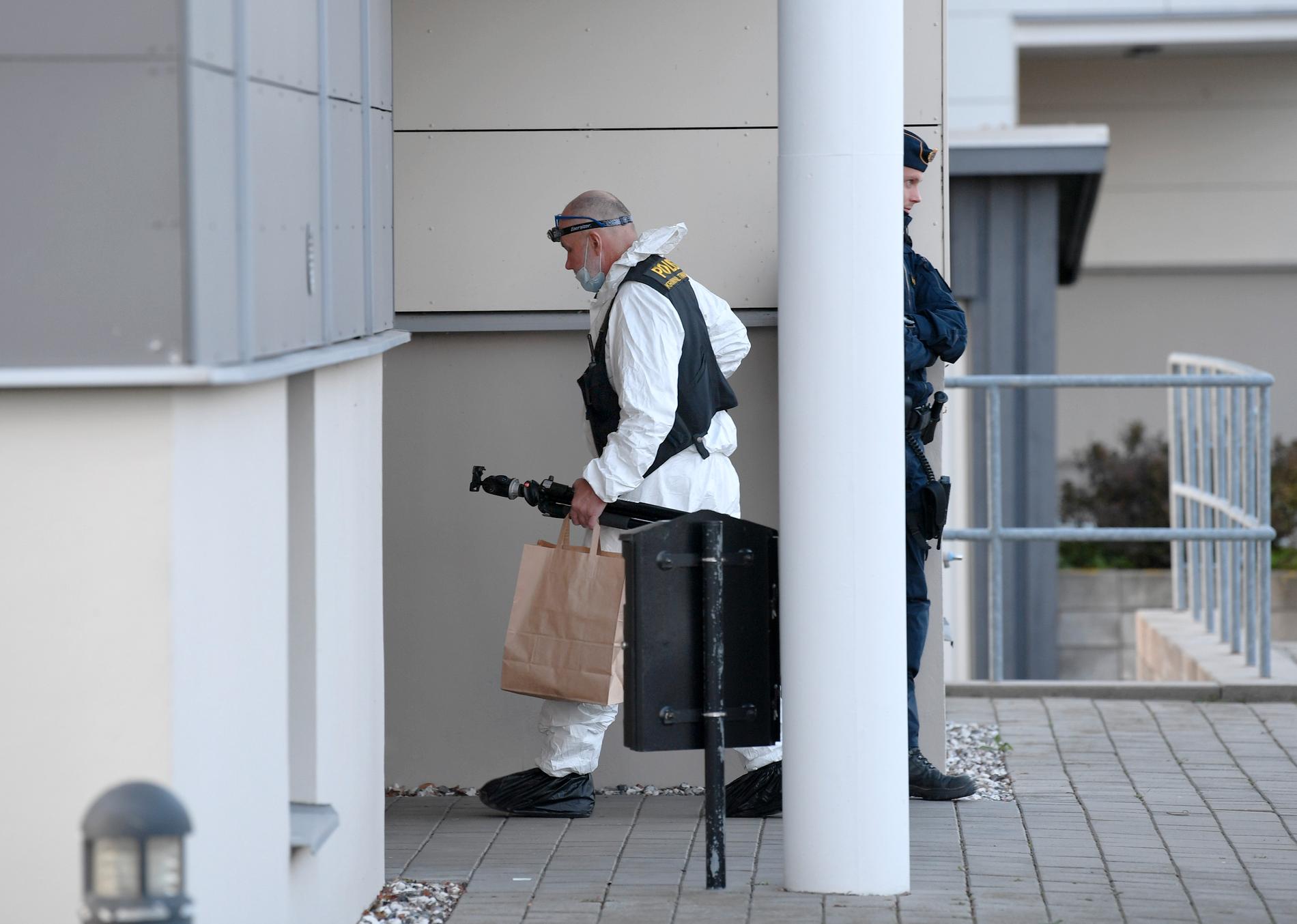 Kriminaltekniker på plats i Arlöv efter mordet på ett äldre par i oktober. Arkivbild.