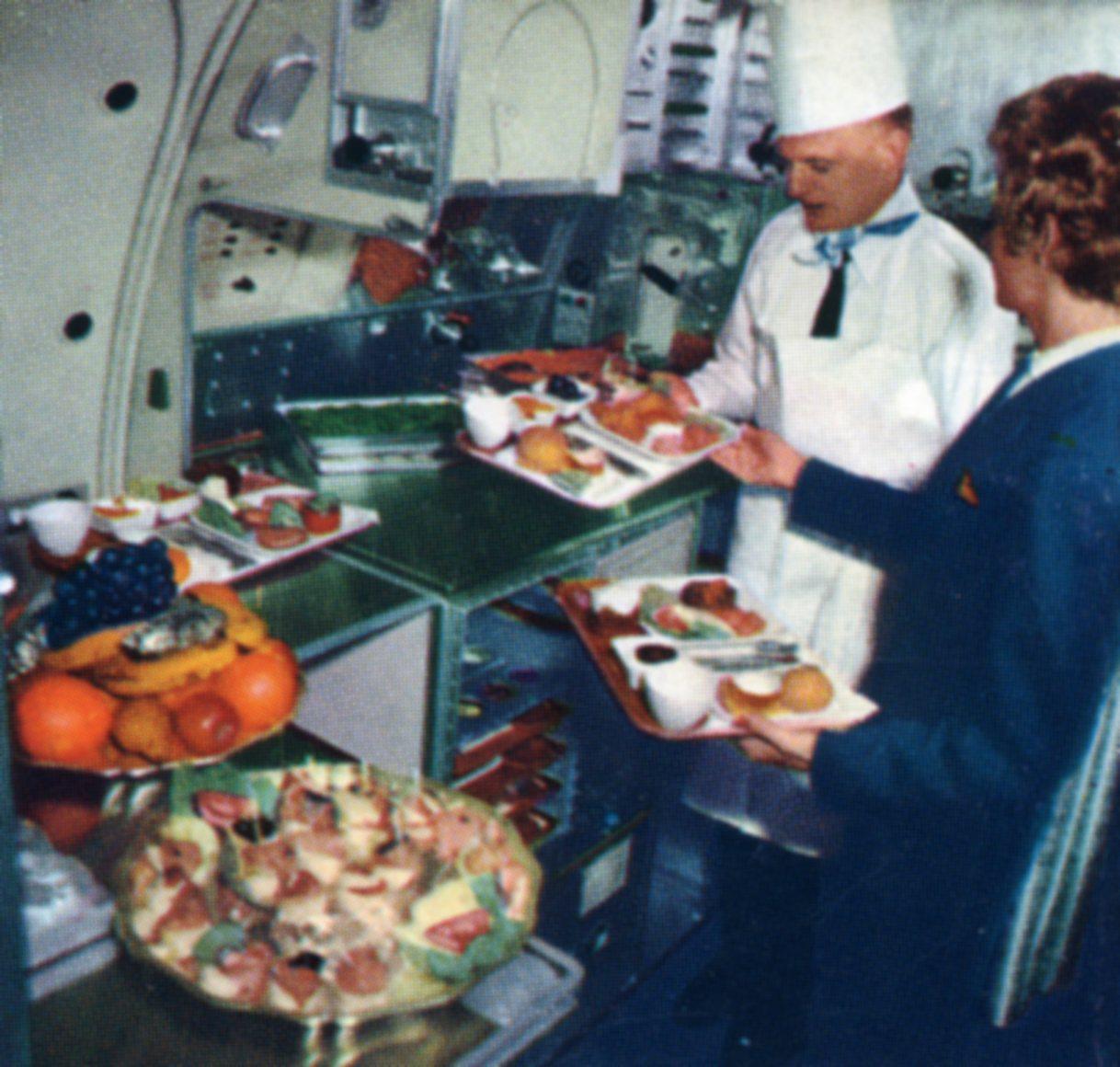 Personal förbereder maten, 1970-tal.