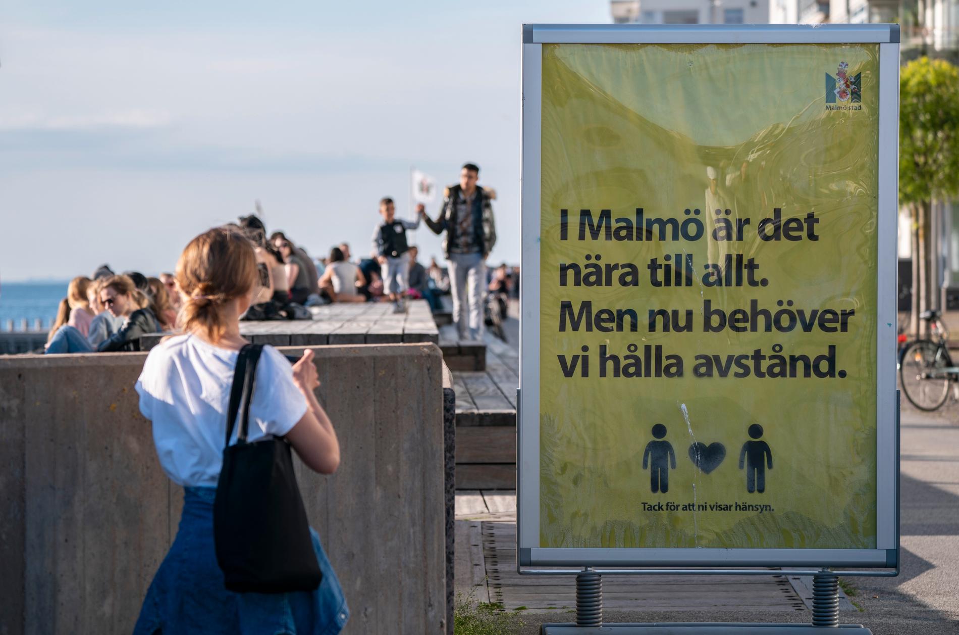 En av Malmö Stads informationsskyltar som uppmanar människor att hålla avstånd.
