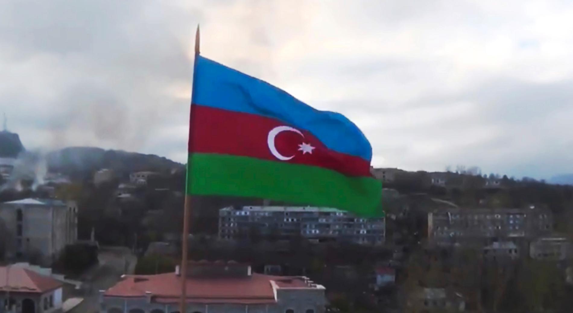 Orten Sjusja, som också kallas Sjusji och har några tusen invånare, står under Azerbajdzjans kontroll. Bilden där en azerisk flagga hissats i staden har distribuerats av Azerbajdzjan.
