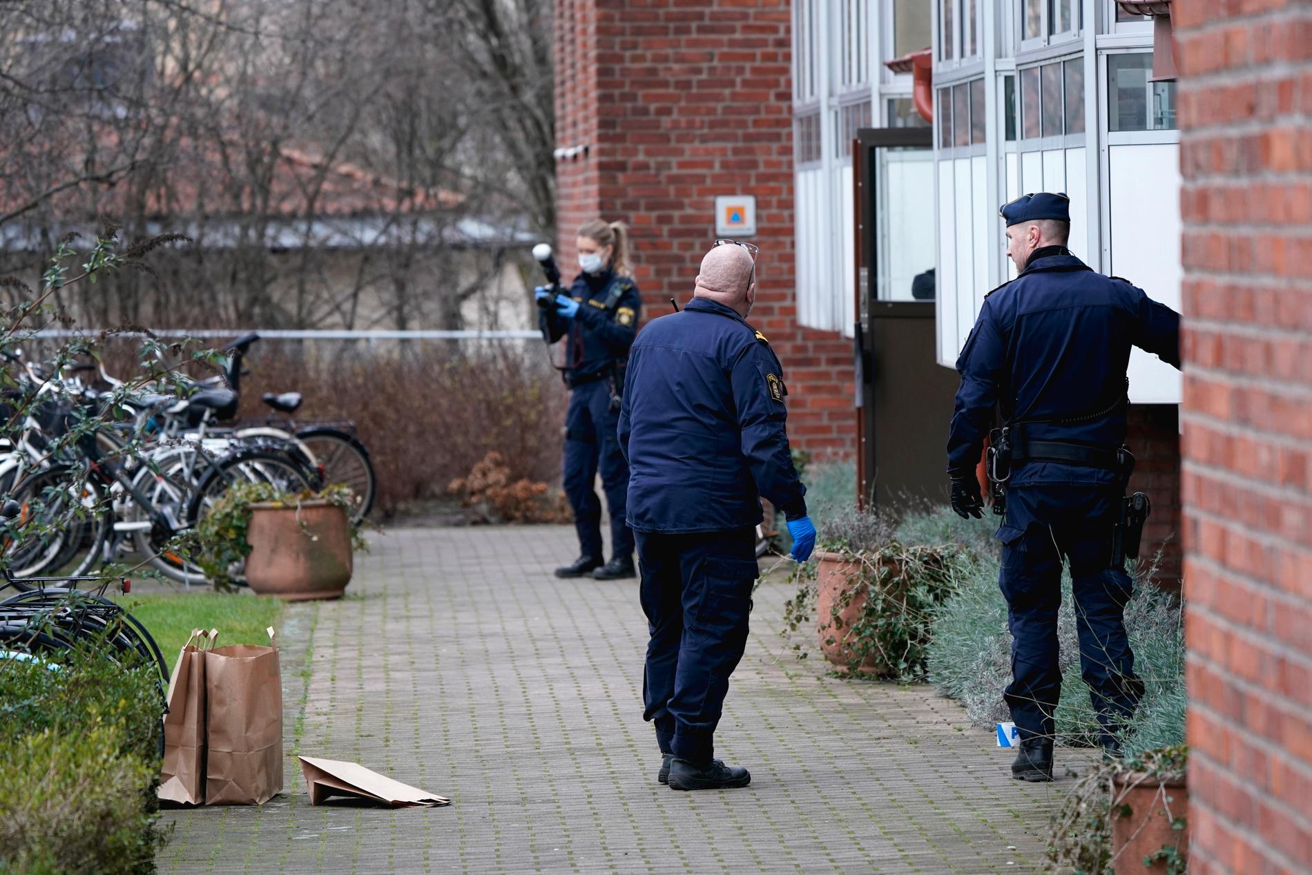 En man har förts till sjukhus med livshotande skador sedan han blivit utsatt för ett mordförsök på Amiralsgatan i Malmö. Här arbetar polisens tekniker på platsen.