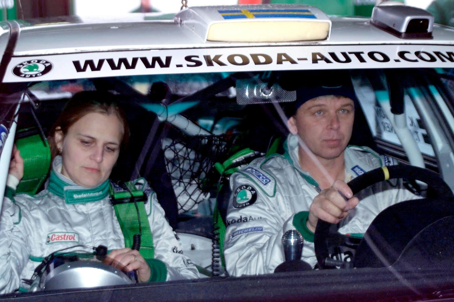 Tina tillsammans med föraren Kenneth Eriksson under Svenska Rallyt 2002.