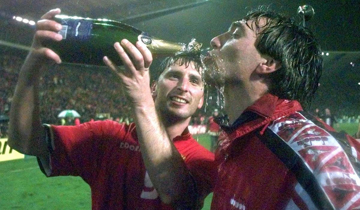 Nilis häller champagne i munnen på Eddie Snelders efter att Belgien säkrat platsen i VM 1998.