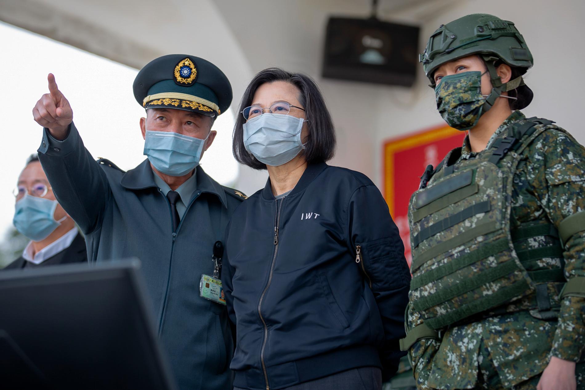 Taiwans president Tsai Ing-Wen besöker en militärövning i vid en bas i Chiayi i januari.