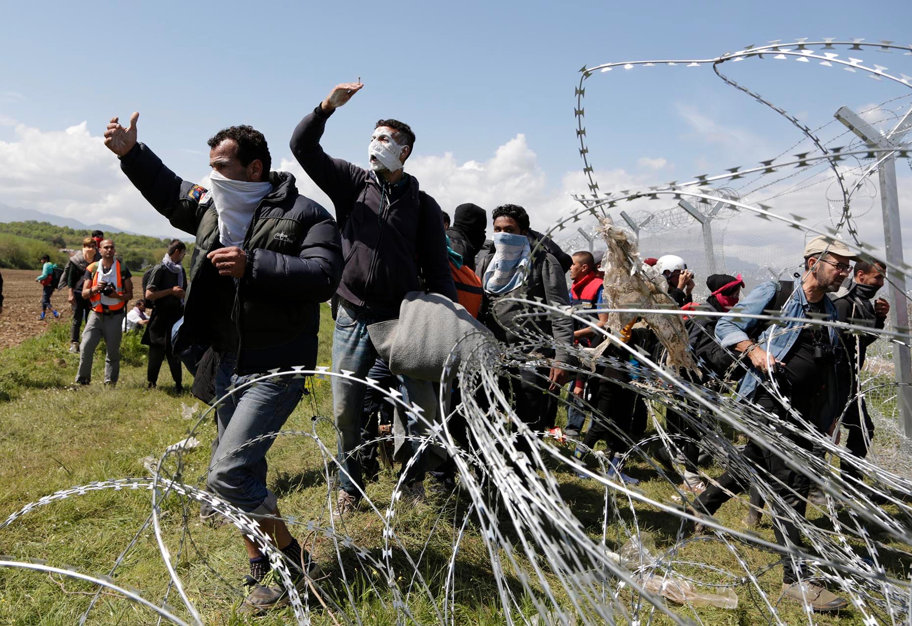 Hundratals migranter skadades på söndagen när de besköts med tårgas vid gränsen mellan Makedonien och Grekland. Den Makedonska polisen sköt mot  flyktingar på den grekiska sidan av gränsen vid övergången Idomeni. Människorna smörjde in sig med tandkräm för att skydda sig mot tårgasen.