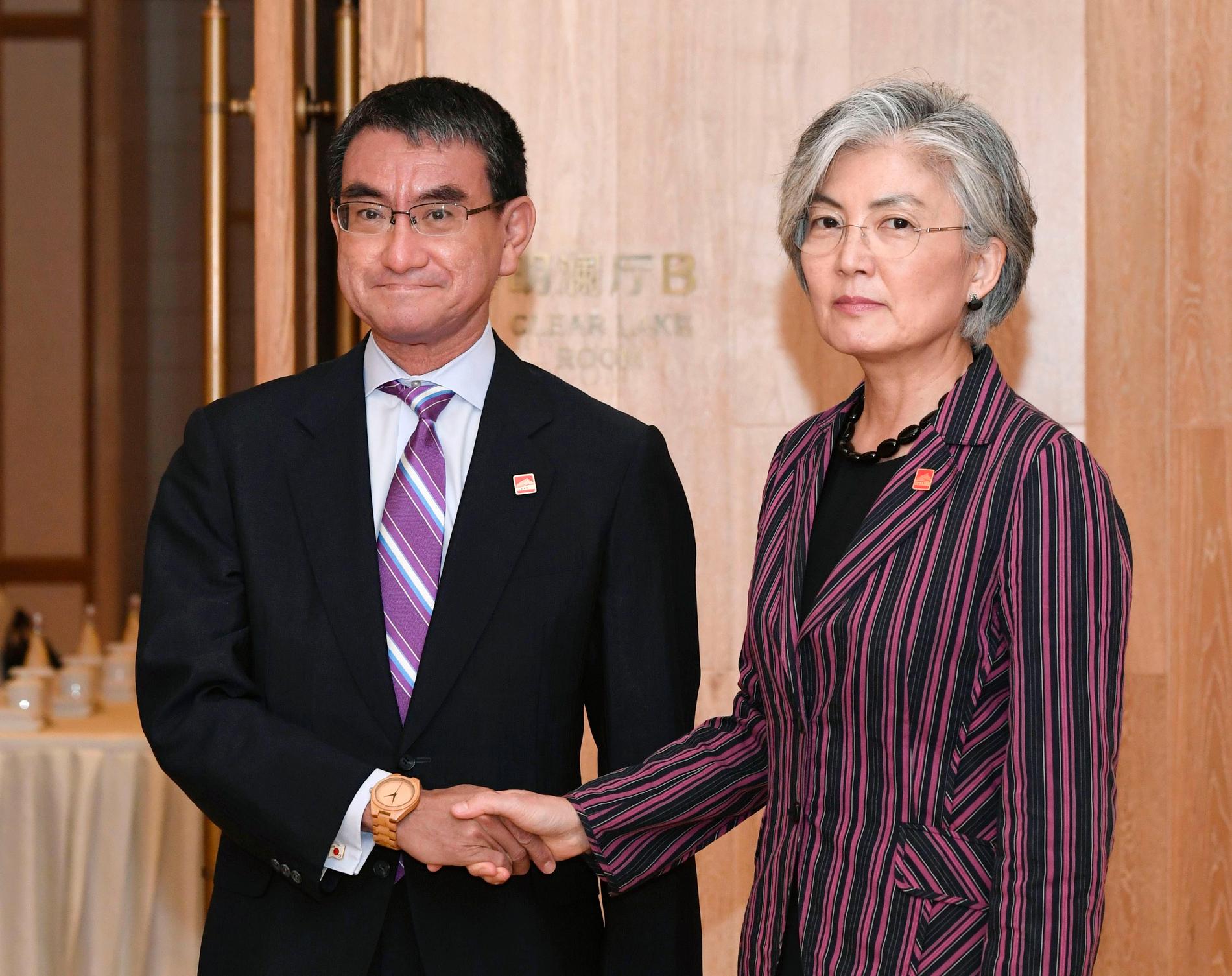 Japans utrikesminister Taro Kono träffade Sydkoreas dito Kang Kyung-Wha i Peking på onsdagen.