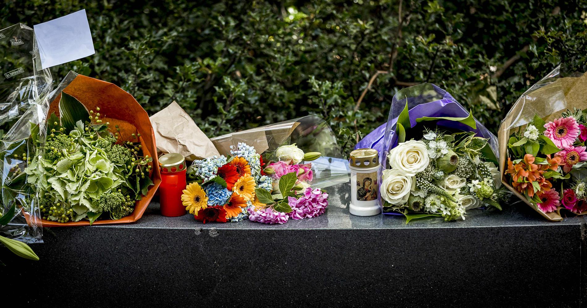 Även i Haag utanför den franska ambassaden placerades blommor och ljus för att hedra offren i attacken.