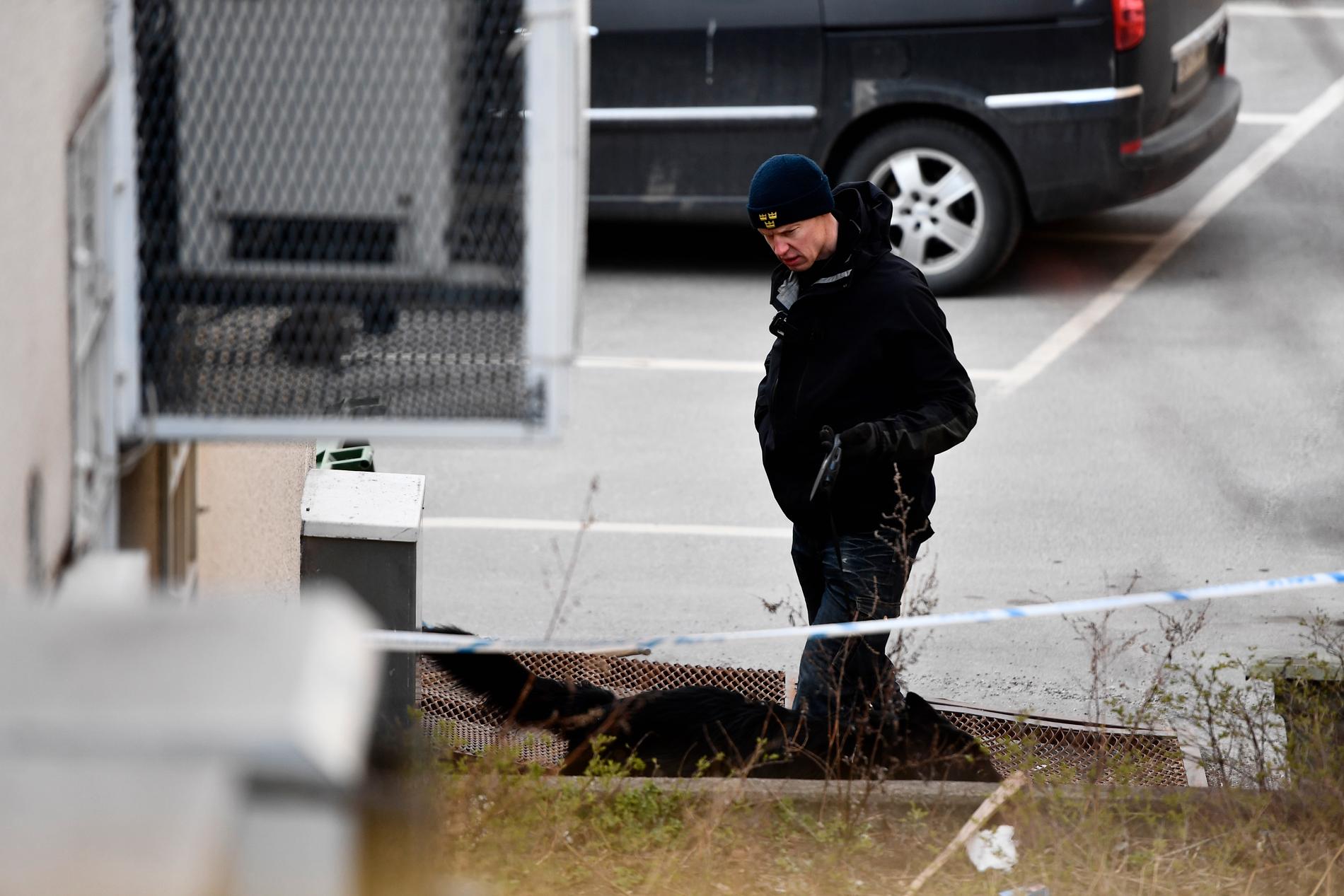 Enligt uppgifter till Aftonbladet låg klädesplagg tillhörande offren på baksidan av fastigheten.