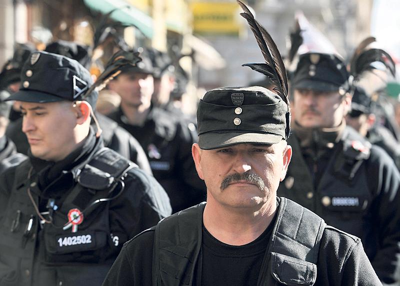 Förföljer romer Partiet Jobbiks paramilitärer i Magyar Garda marscherar genom de ungerska byarna. Under 12 månader har minst 30 överfall av romer rapporterats, men bara en förövare gripits.