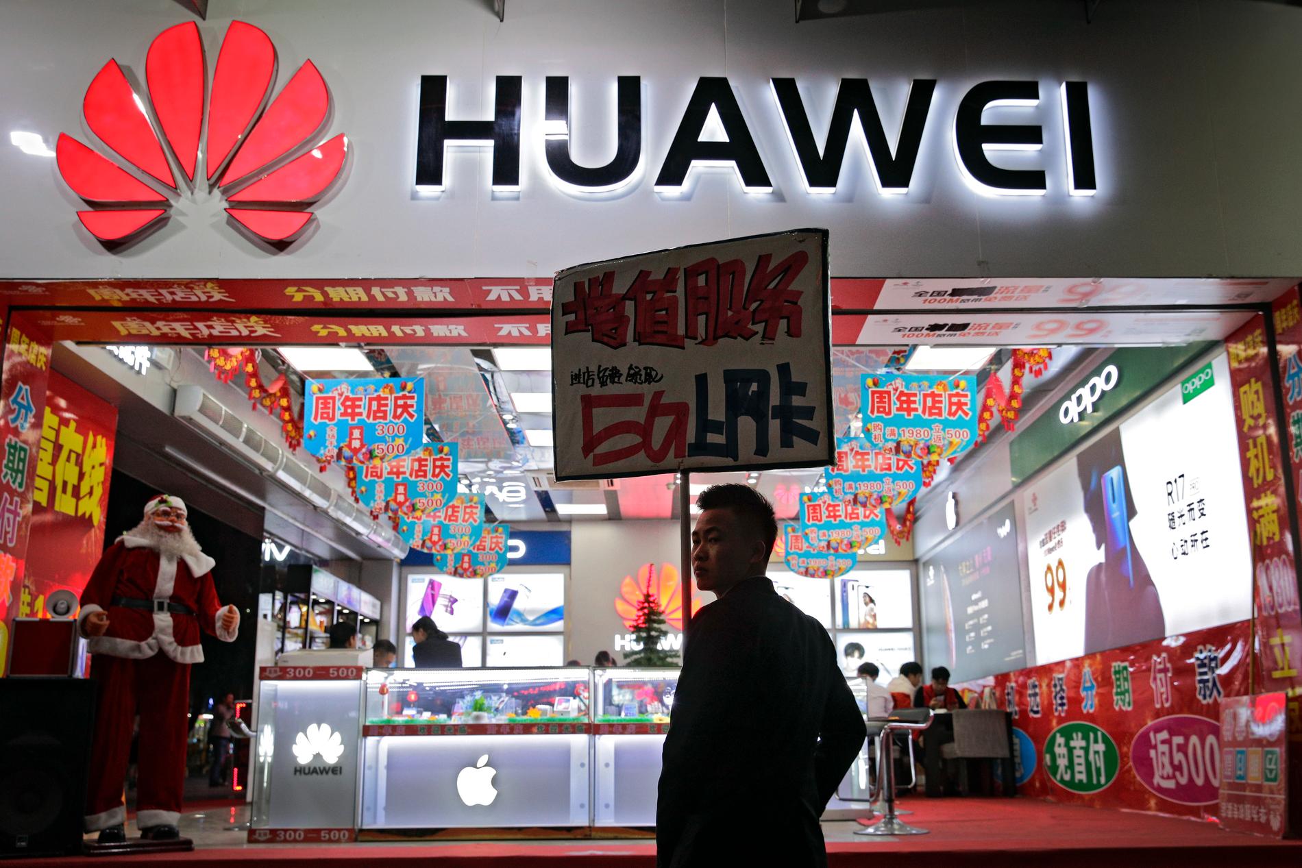 Två anställda vid kinesiska mobiltillverkaren Huawei fick knappast något gott nytt år. Arkivbild.