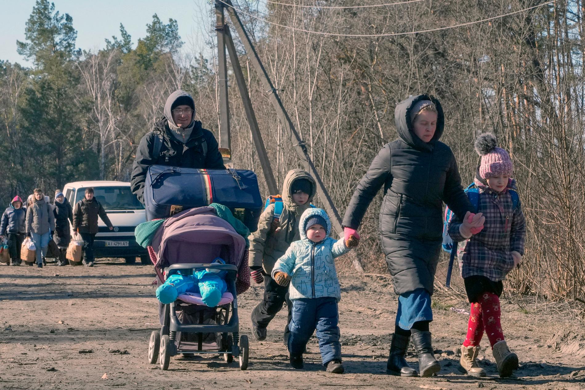 Människor på flykt från Vyshgorod i närheten av Kiev. 