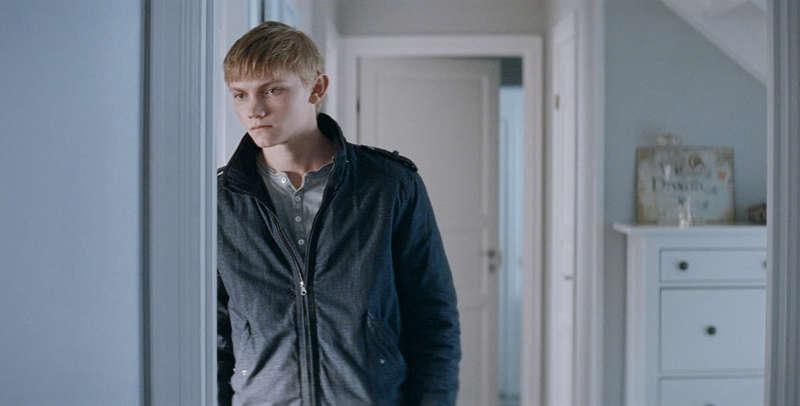 Ulrik Munther spelar 17-årige John som kommer hem till bondgården efter att ha avtjänat ett straff för att ha mördat sin flickvän.