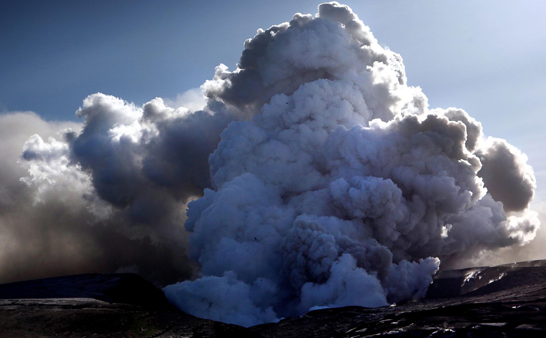 Vulkanen Eyjafjallajökull, som ligger tolv mil öster om Reykjavik på Island, fick natten mellan den 14 och 15 april 2010 ett större utbrott. Askmolnet från vulkanen spreds över Europa och all flygtrafik har fått ställas in. Men svenskarna behöver inte oroa sig för att askan ska skada deras hälsa, menar experter.