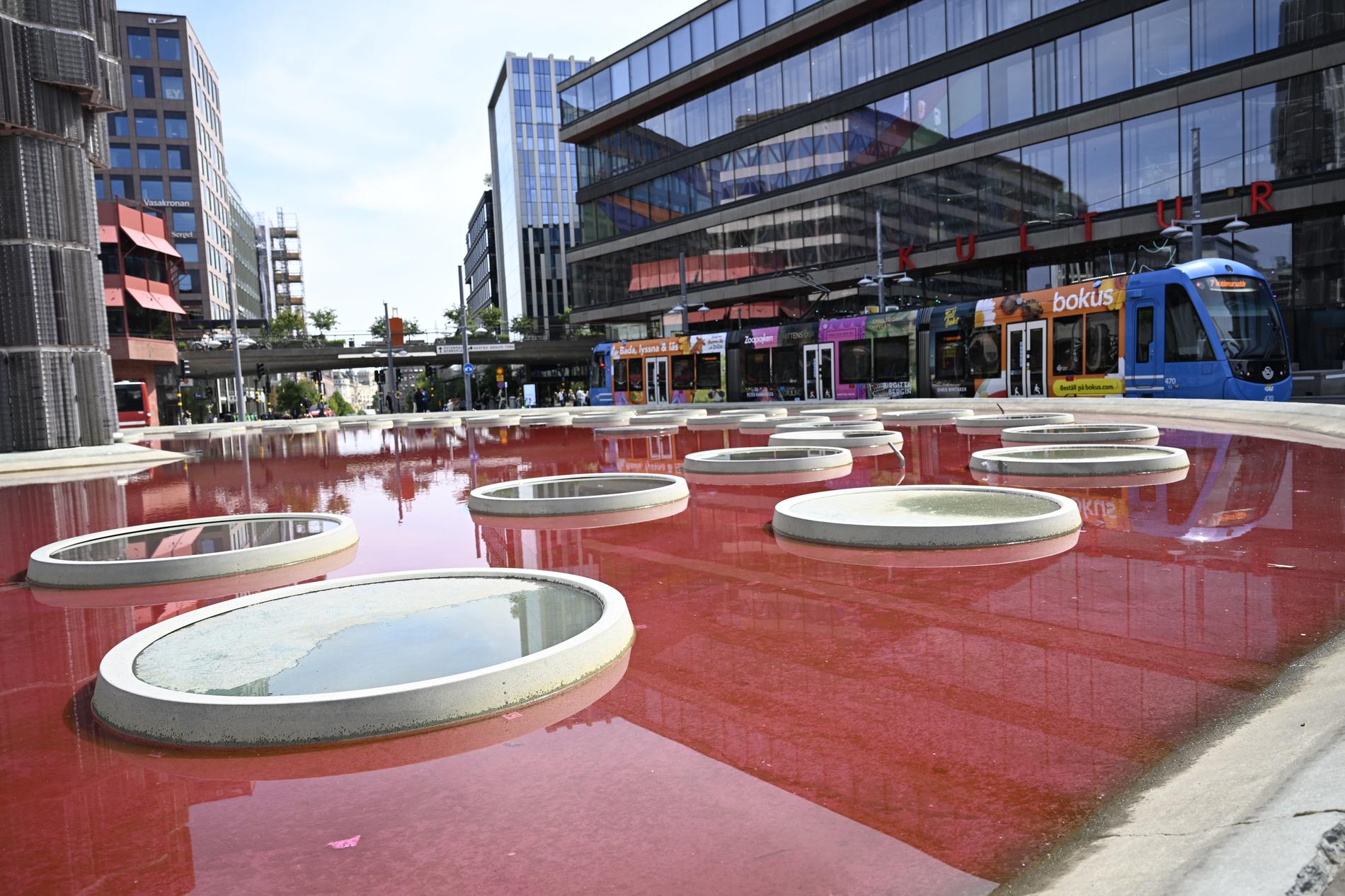Flera fontäner runt om i Stockholm fick färgat vatten i samband med mötet.