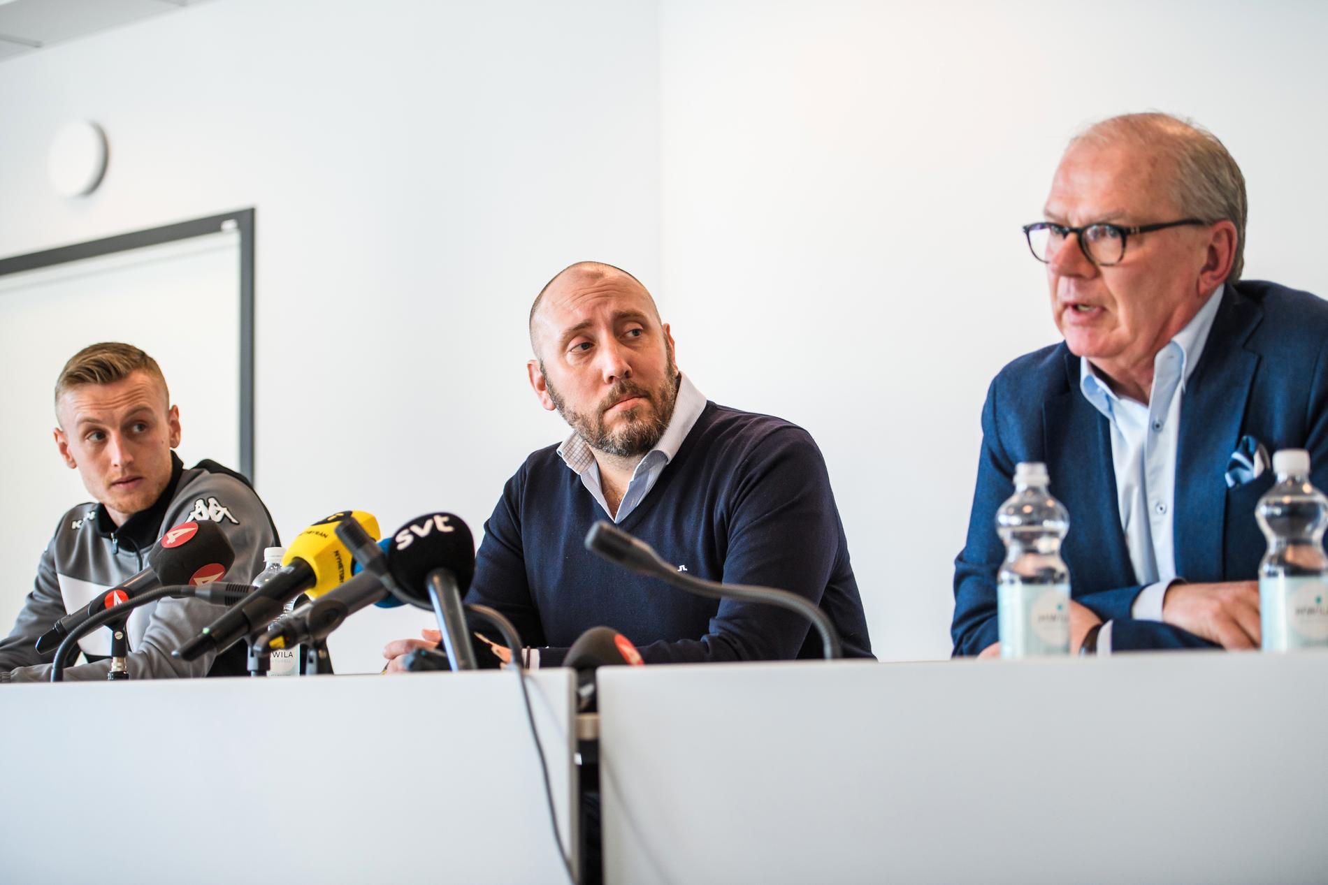 IFK Göteborgs Sebastian Ohlsson, klubbdirektör Max Markusson och ordförande Mats Engström på en presskonferens.