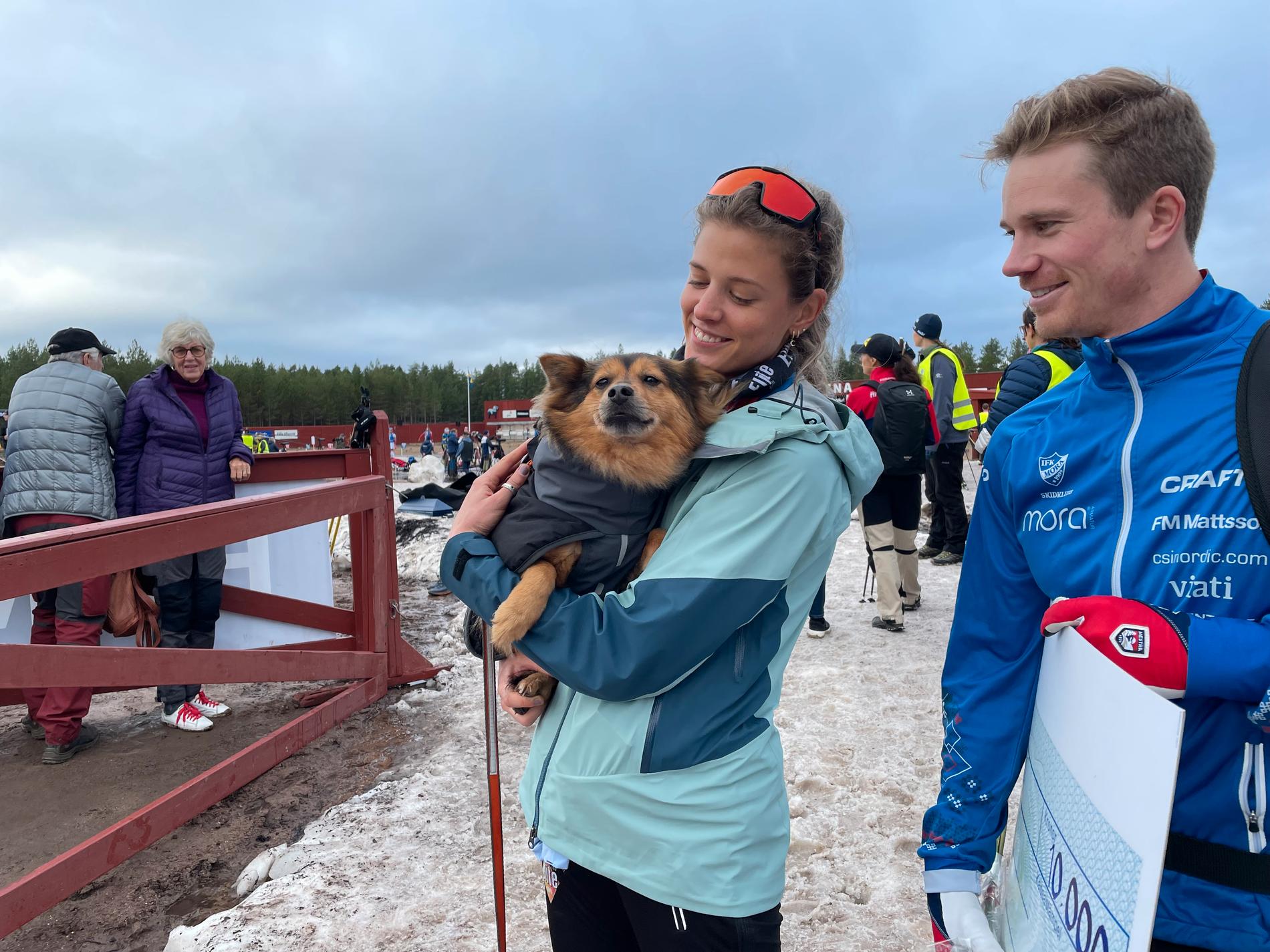 Anna Dyvik med hunden Stella och sambon Gustav Eriksson.