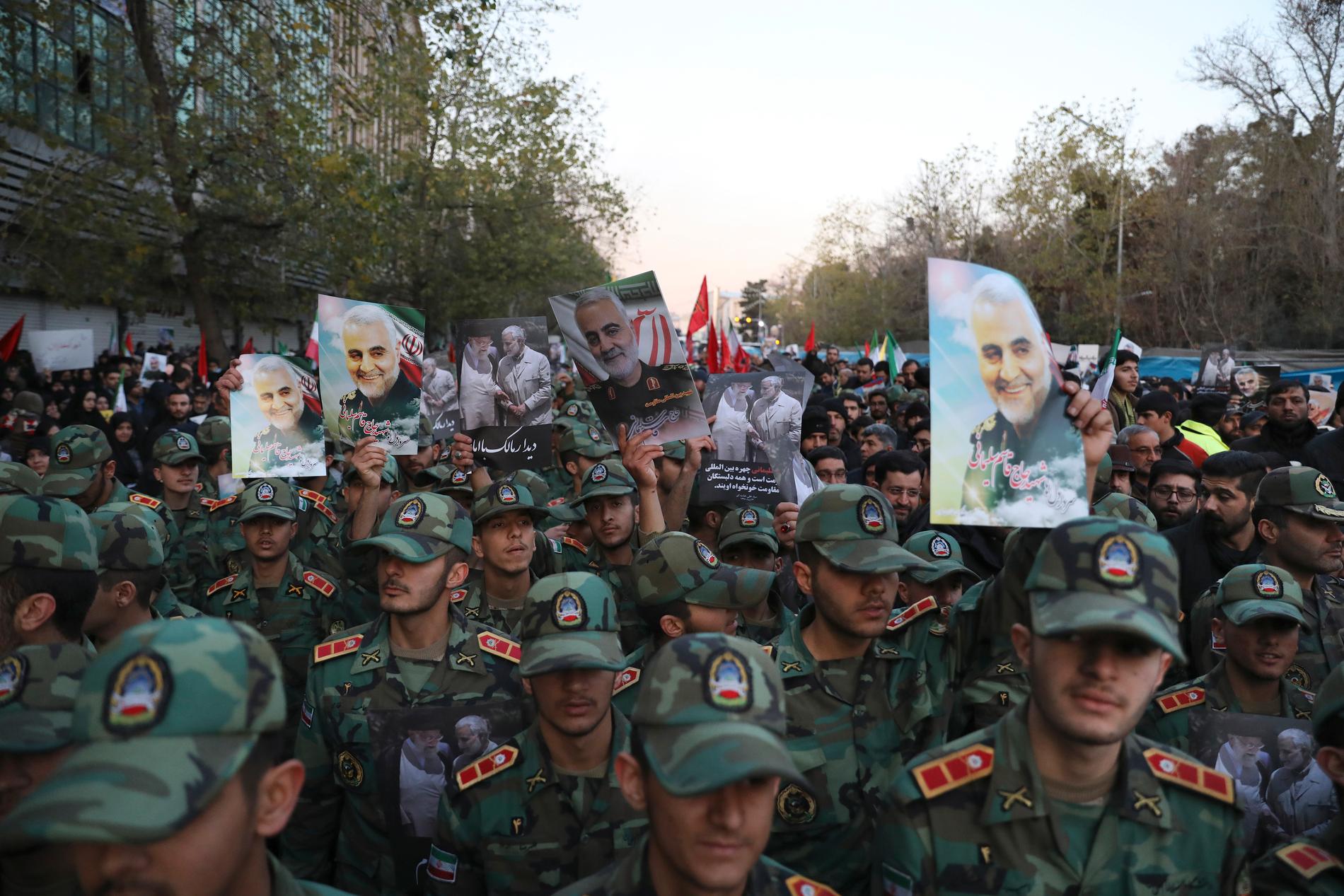 Militärer deltar i ceremonin för Qassem Soleimani.