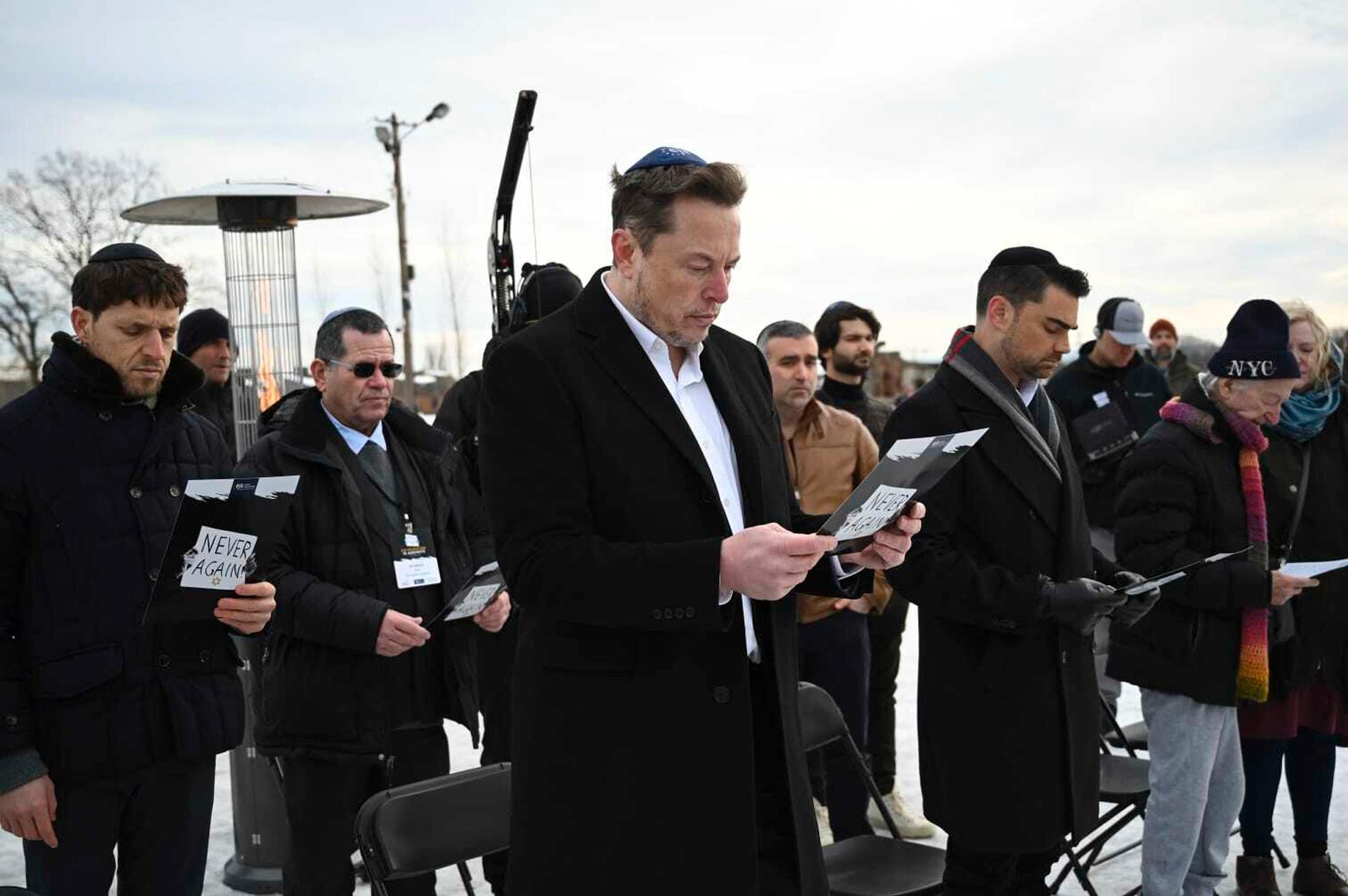 Elon Musk i Auschwitz-Birkenau på måndagen.