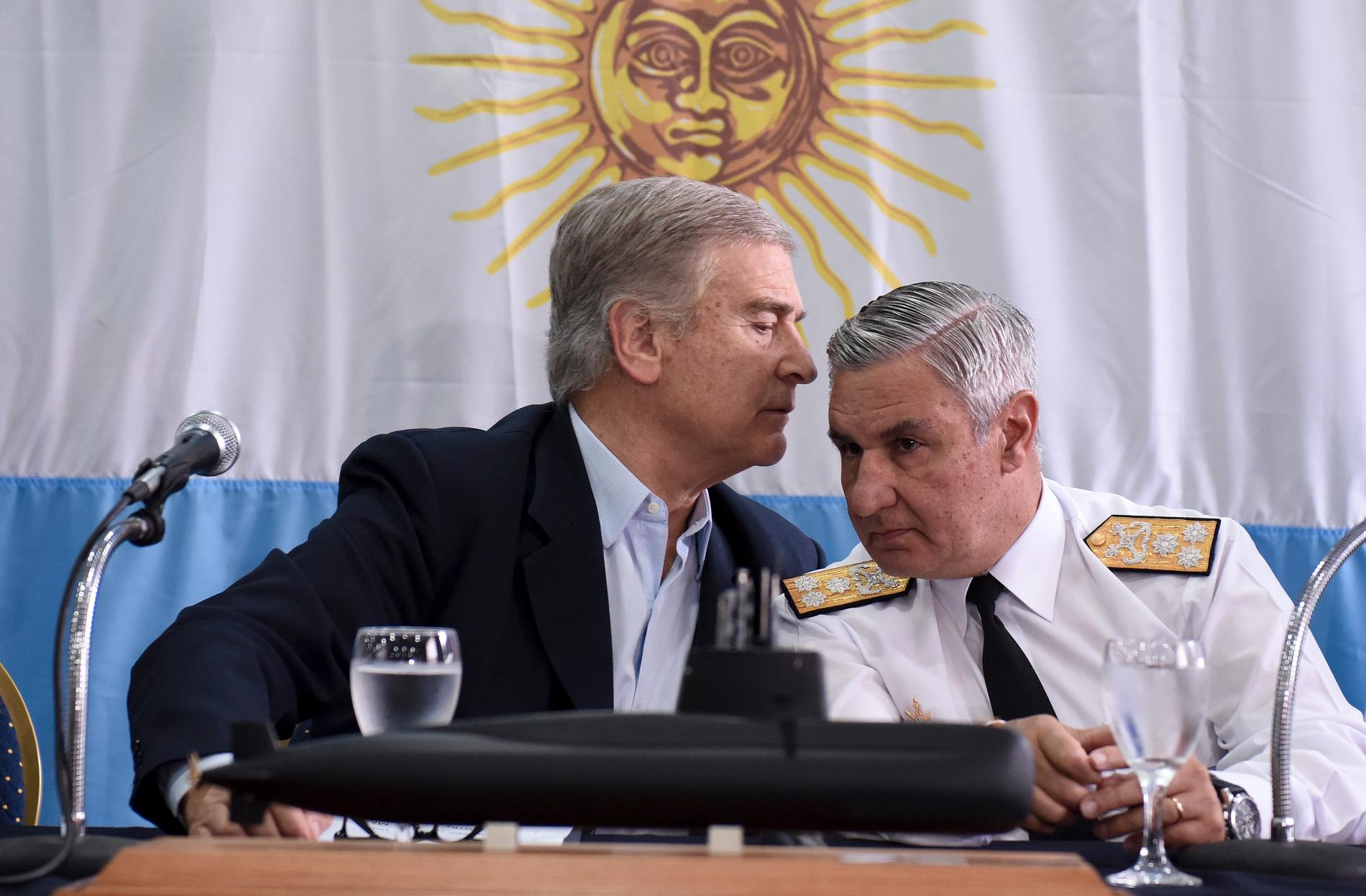Argentinas försvarsminister Oscar Aguad, till vänster, viskar till marinens chef José Luis Villán under presskonferensen i lördags då de gick ut med detaljer om upptäckten av ubåten.