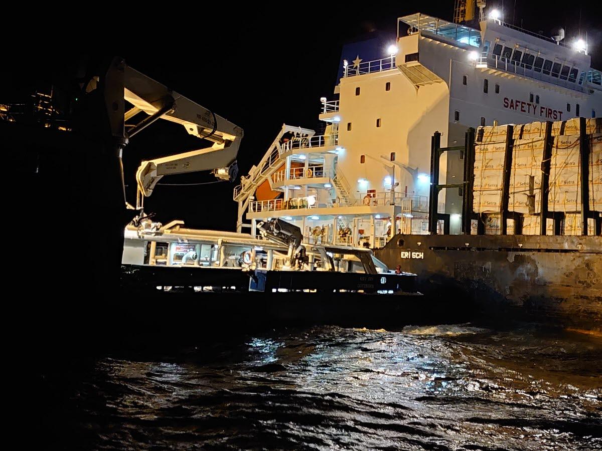 Kustbevakningens största fartyg Poseidon deltar i räddningsinsatsen. 
