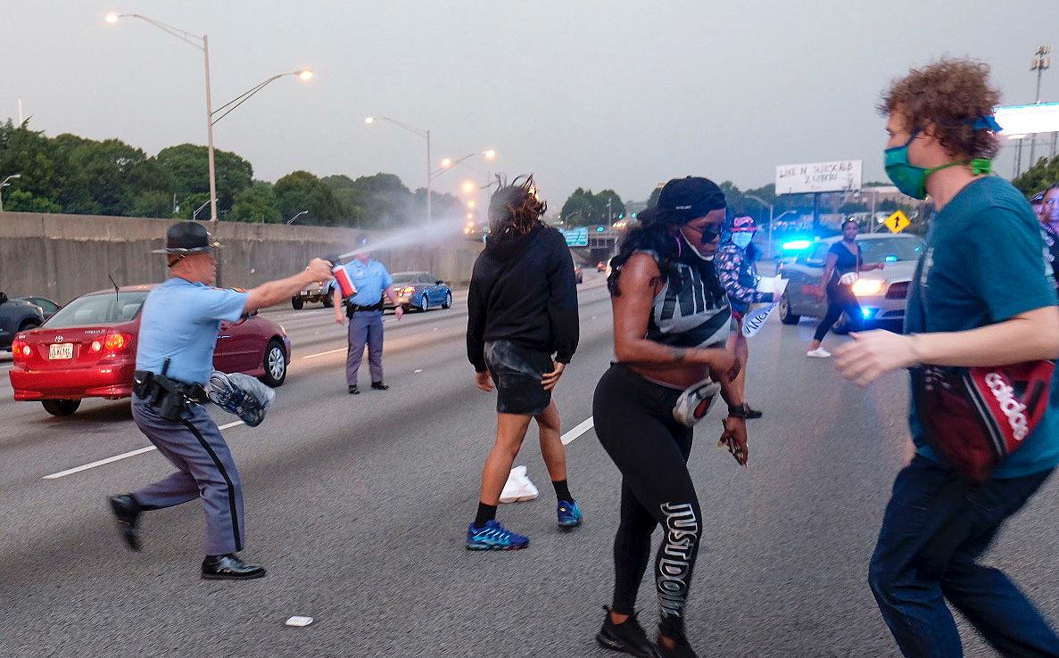Polis använder pepparsprej för att skingra demonstranter i staden Atlanta i USA efter dödsskjutningen av den svarte 27-åringen Rayshard Brooks.