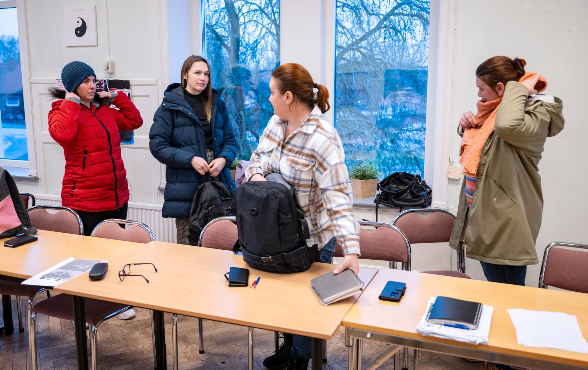 Mariia Andriichuk, Mariia Zakharenko, Oksana Odinokova och Natalia Zaverukha i klassrummet på Österlens folkhögskola i Tomelilla i februari 2024.