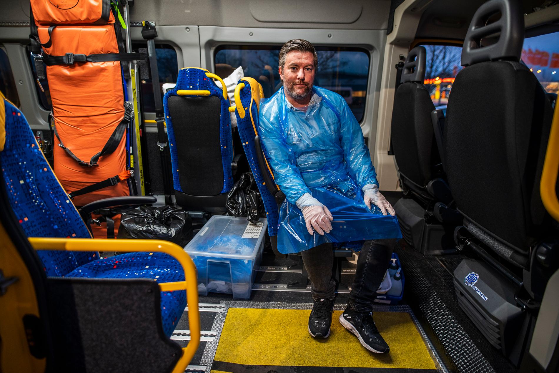 Magnus Kviske, 46, kör patienter för att avlasta ambulanspersonal.
