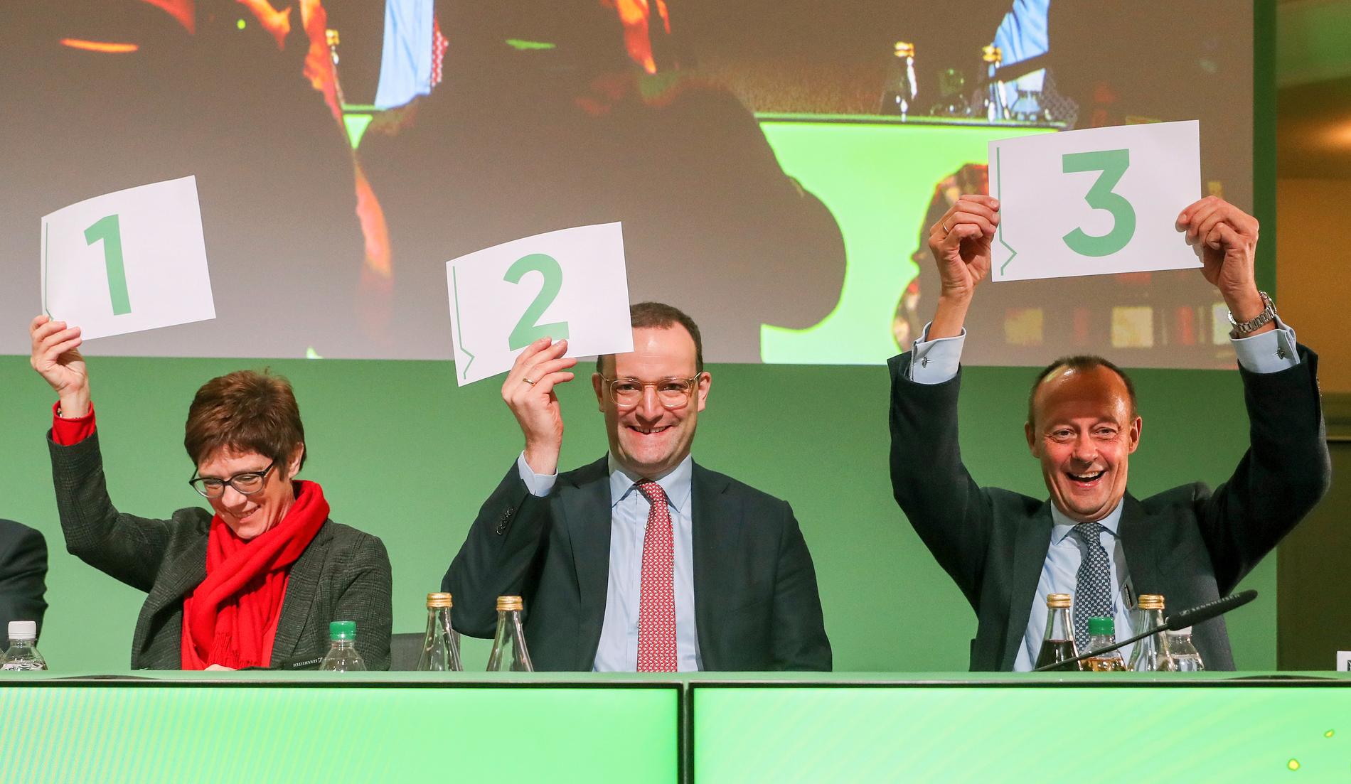 Friedrich Merz (till höger) och Annegret Kramp-Karrenbauer (till vänster) finns bland förhandsfavoriterna när det gäller partiledarposten i CDU. I mitten syns också kandidaten Jens Spahn.