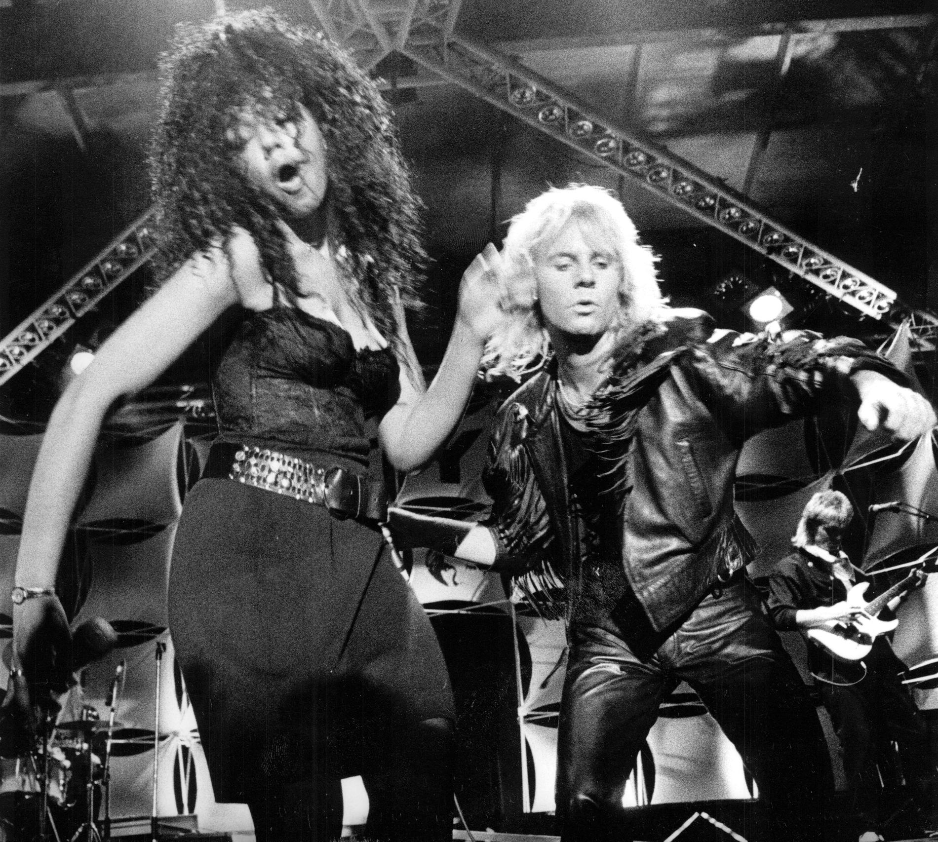 Gigi Hamilton och Christer Sandelin på scenen under turnépremiären i Hunnebostrand i juli 1987.