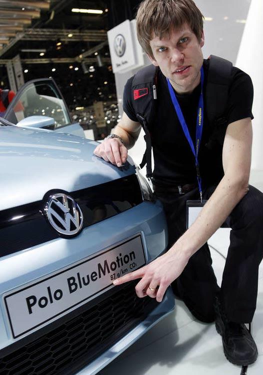 Endast 87 gram koldioxid per kilometer släpper Polon ut, visar skylten som Aftonbladets Martin Ström pekar på.