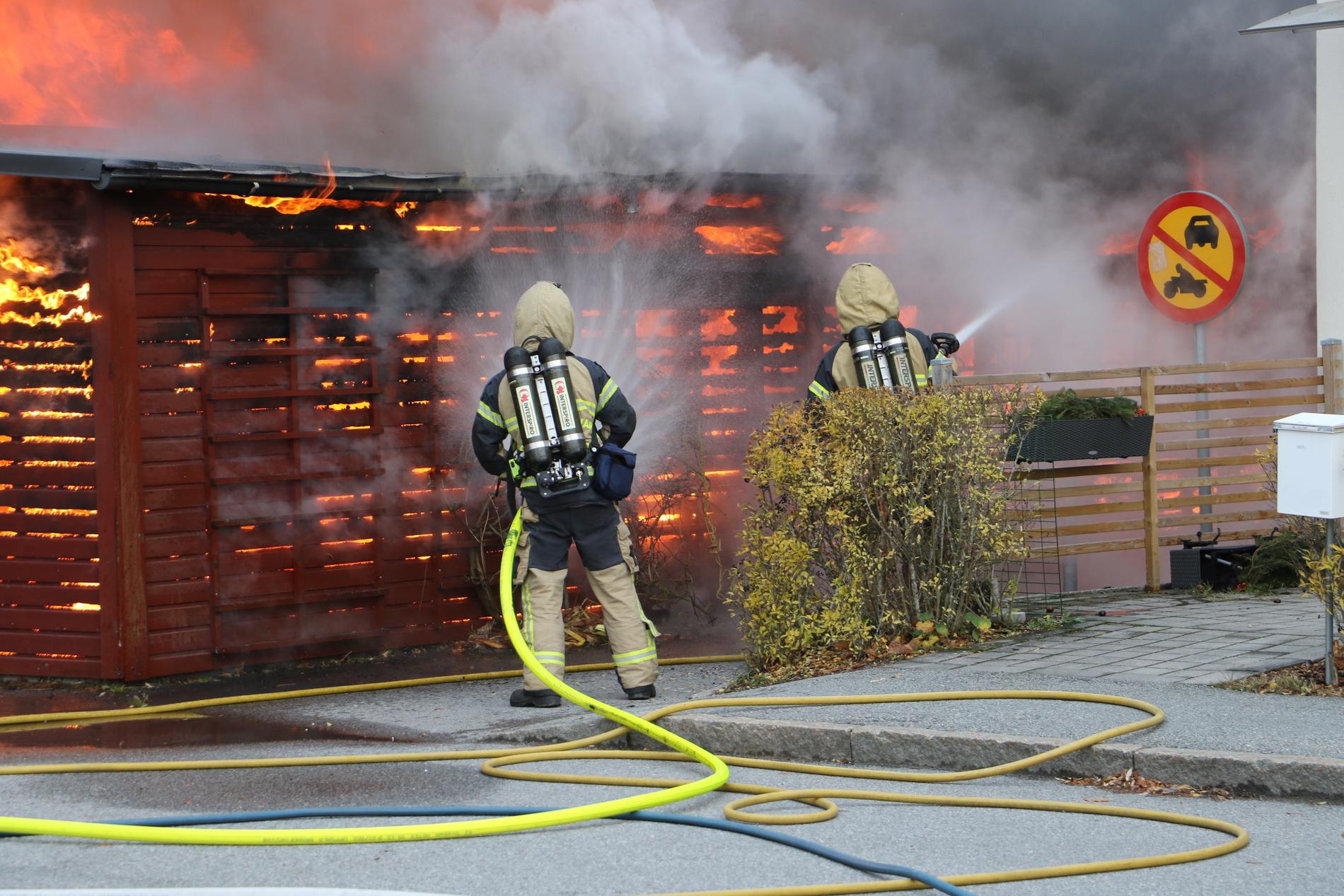 En brand rasar i stadsdelen Gränby i Uppsala. 