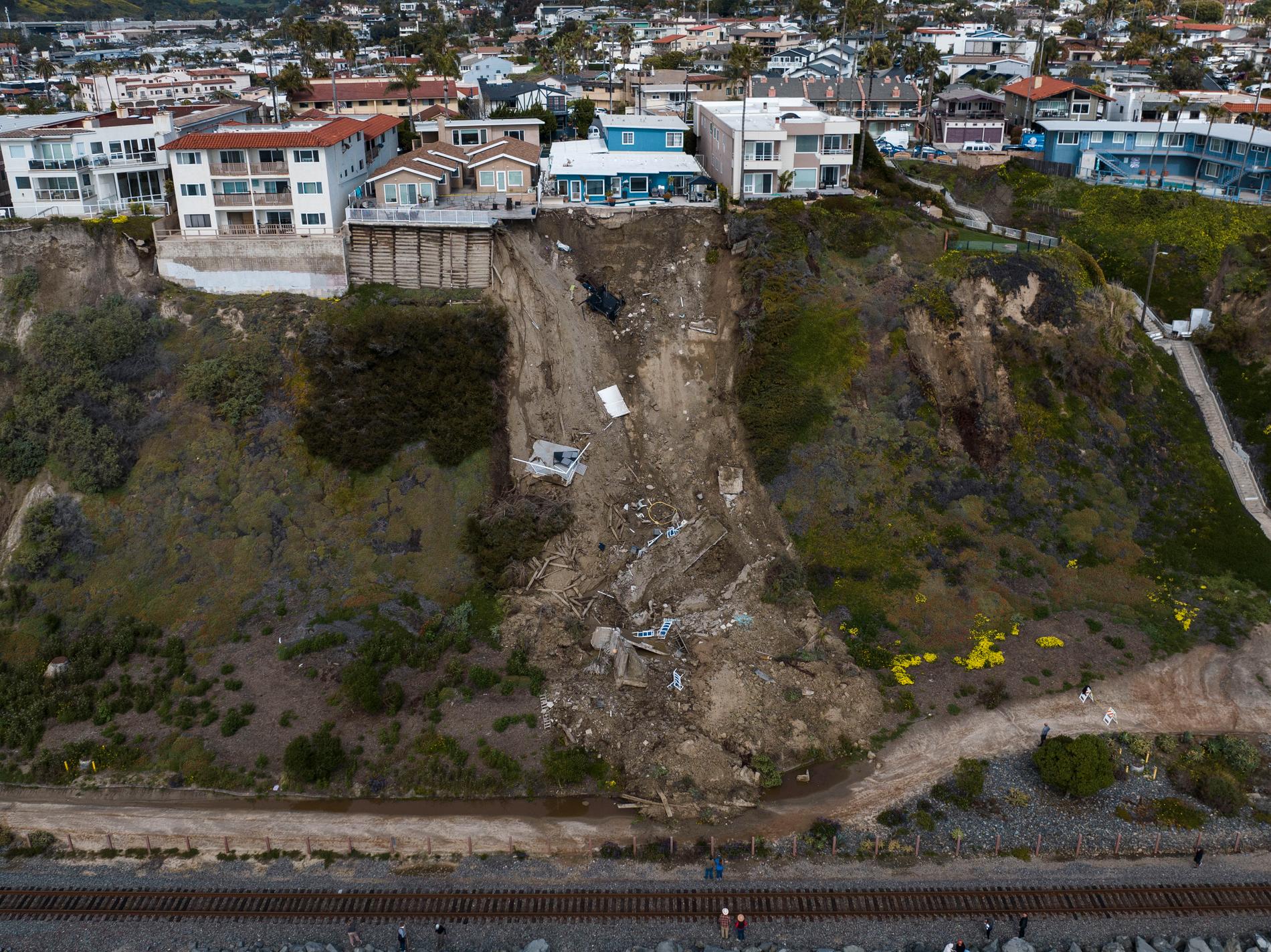  PÅ ett drönarfoto har delar av en luxuös egendom rasat ner i havet efter ett massivt jordskred i San Clemente  i Kalifornien i mars förra året.