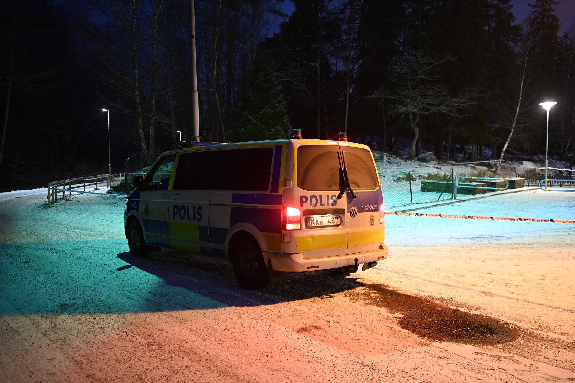 Polis på plats i Skogås.